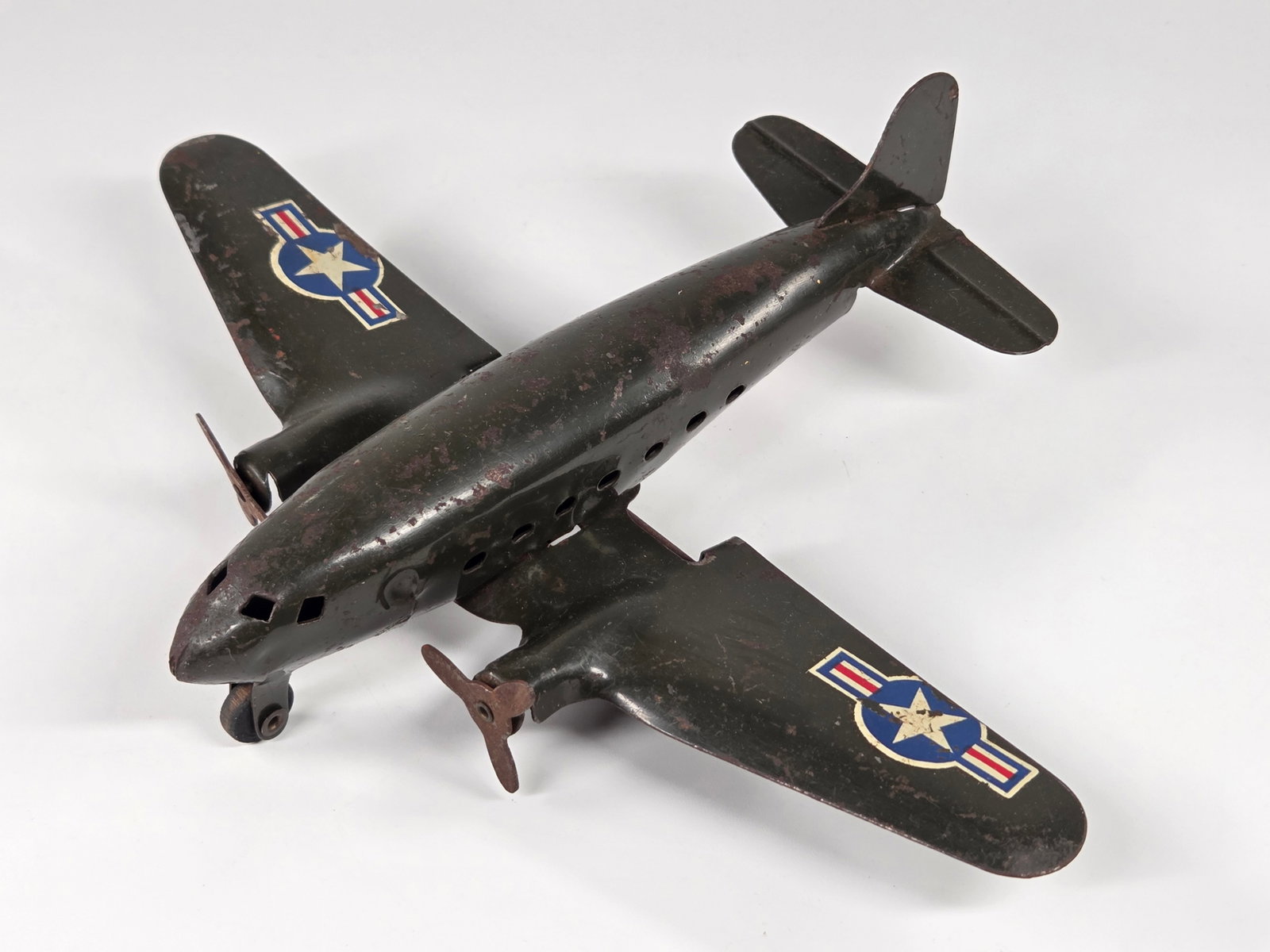 MARX PRESSED STEEL US ARMY AIRPLANE: REMAINS IN GOOD CONDITION, SHOWING SOME TYPICAL WEAR.