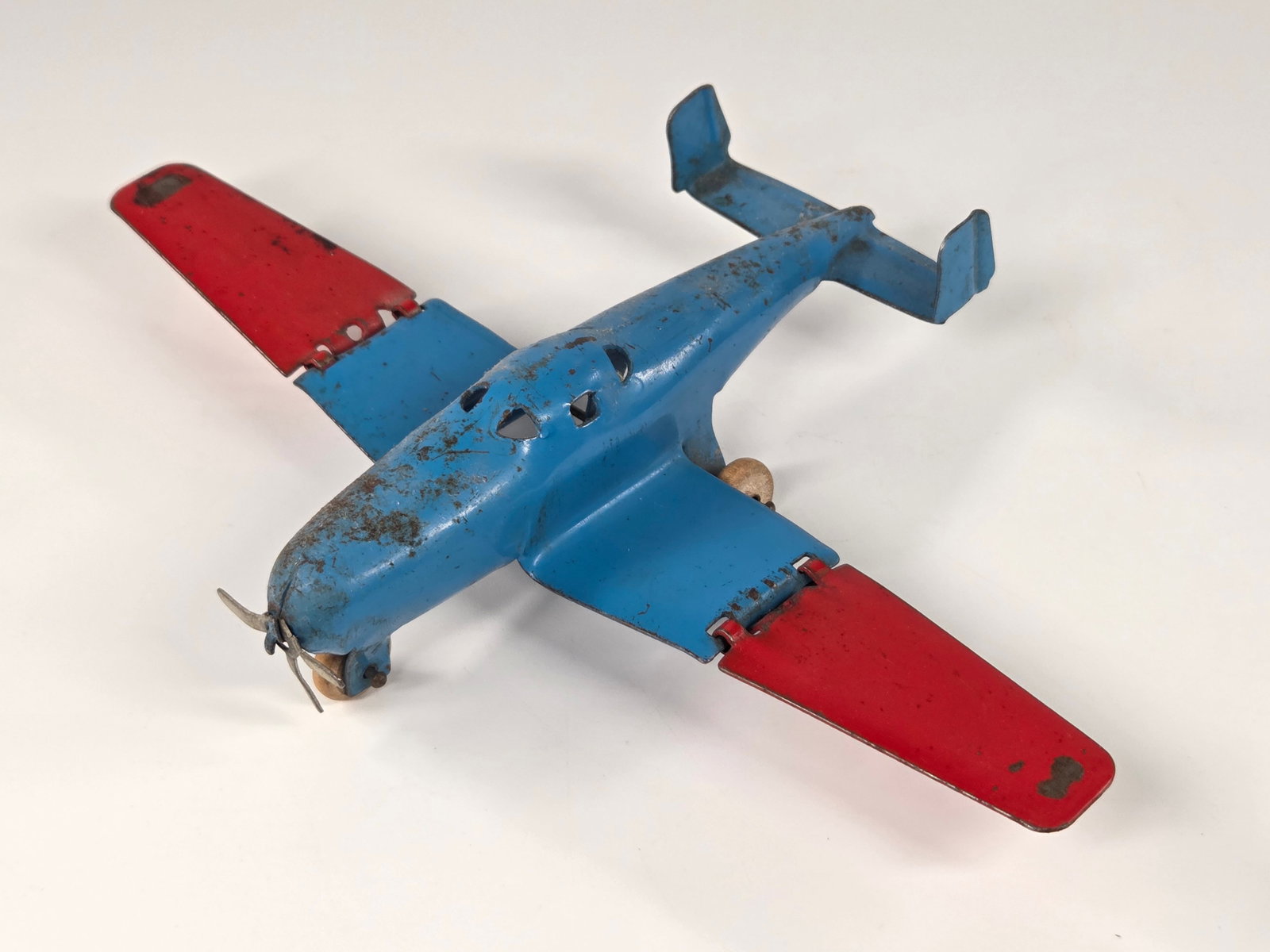 MARX WYANDOTTE PRESSED STEEL FOLDING WING AIRPLANE: REMAINS IN GOOD CONDITION, SHOWING SOME LIGHT TYPICAL WEAR. MISSING ONE WHEEL.
