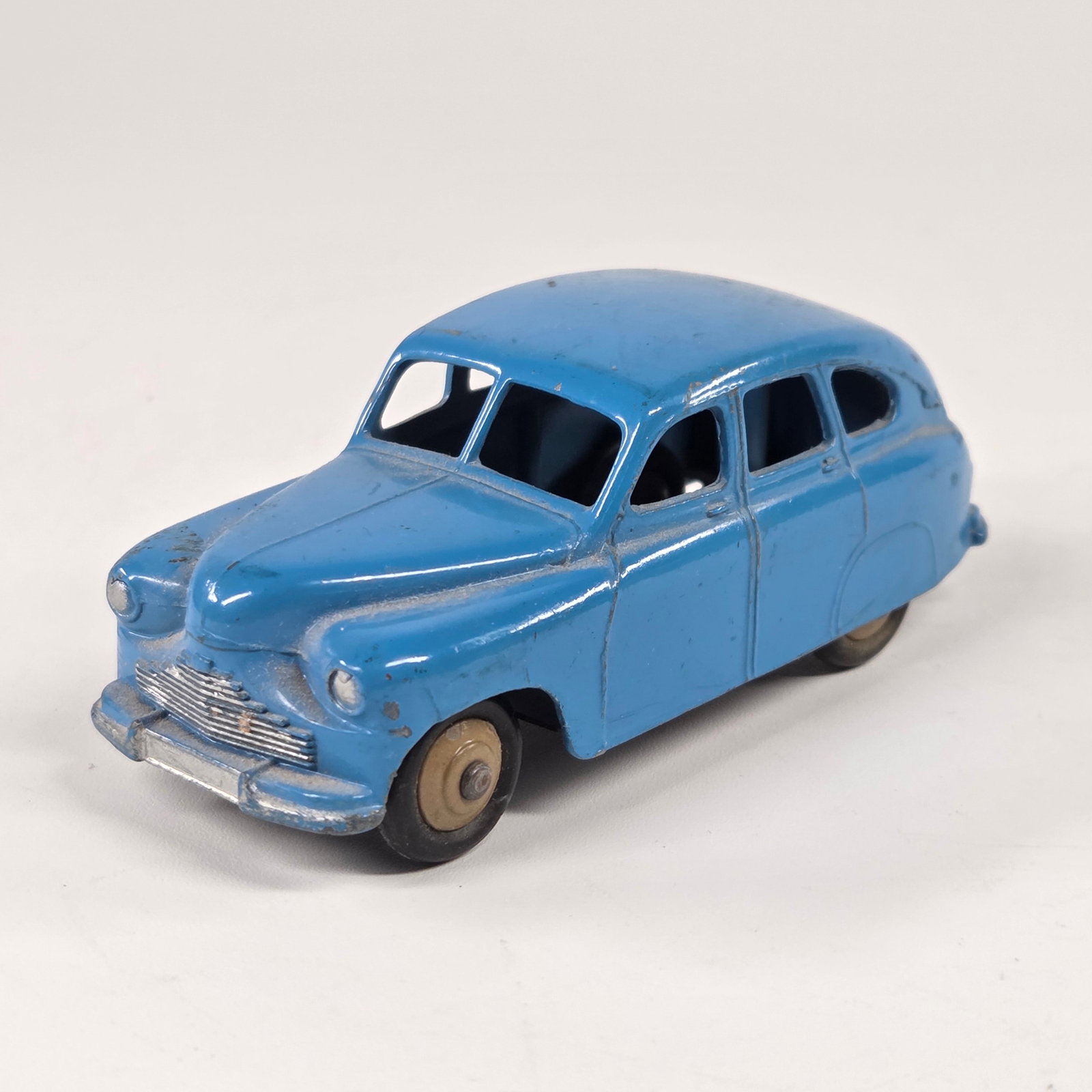 DINKY TOYS STANDARD VANGUARD SALOON: REMAINS IN FAIR TO GOOD CONDITION, SHOWING SOME LIGHT EDGE WEAR.