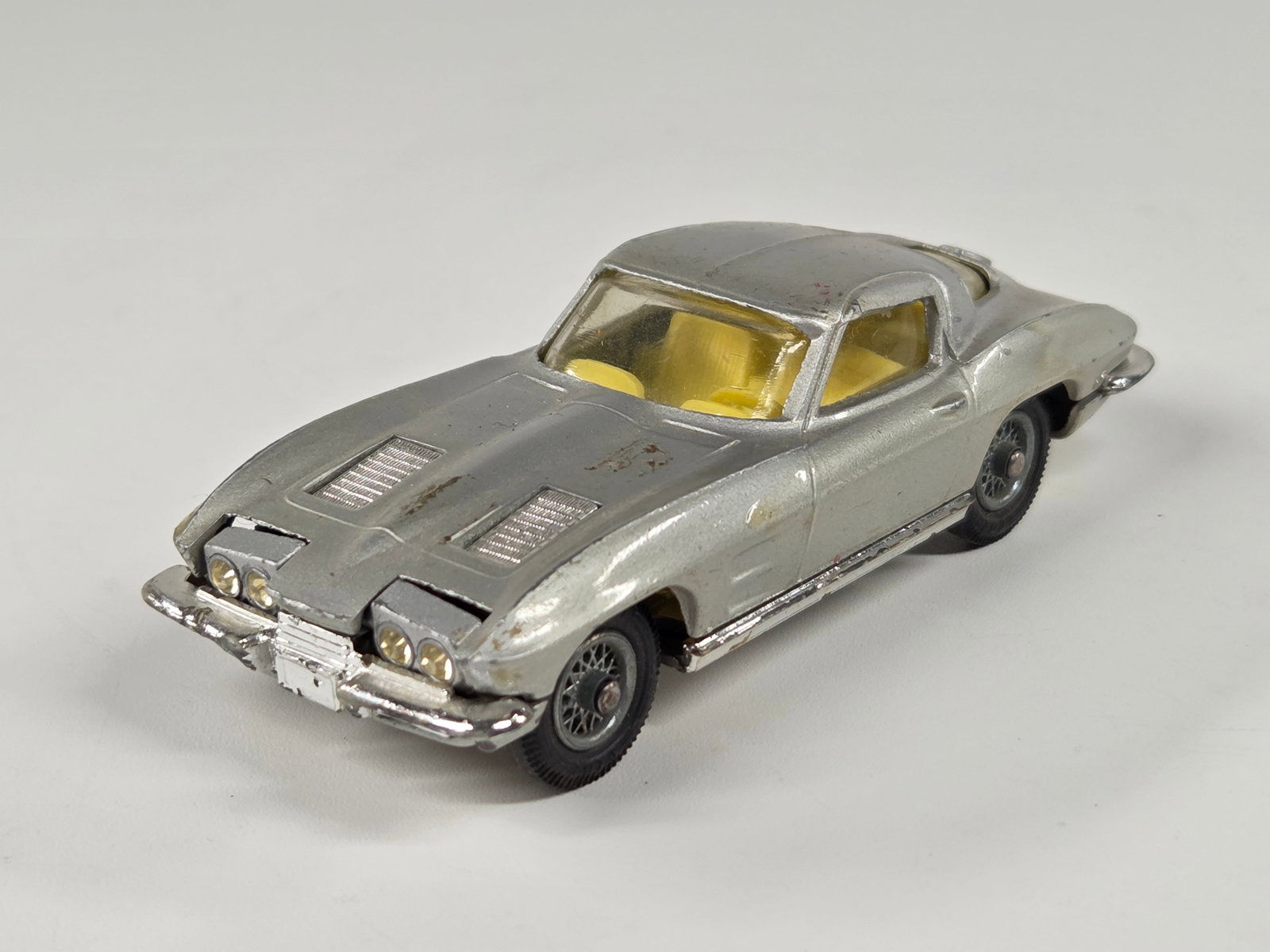 CORGI TOYS CORVETTE STINGRAY (1 of 5)