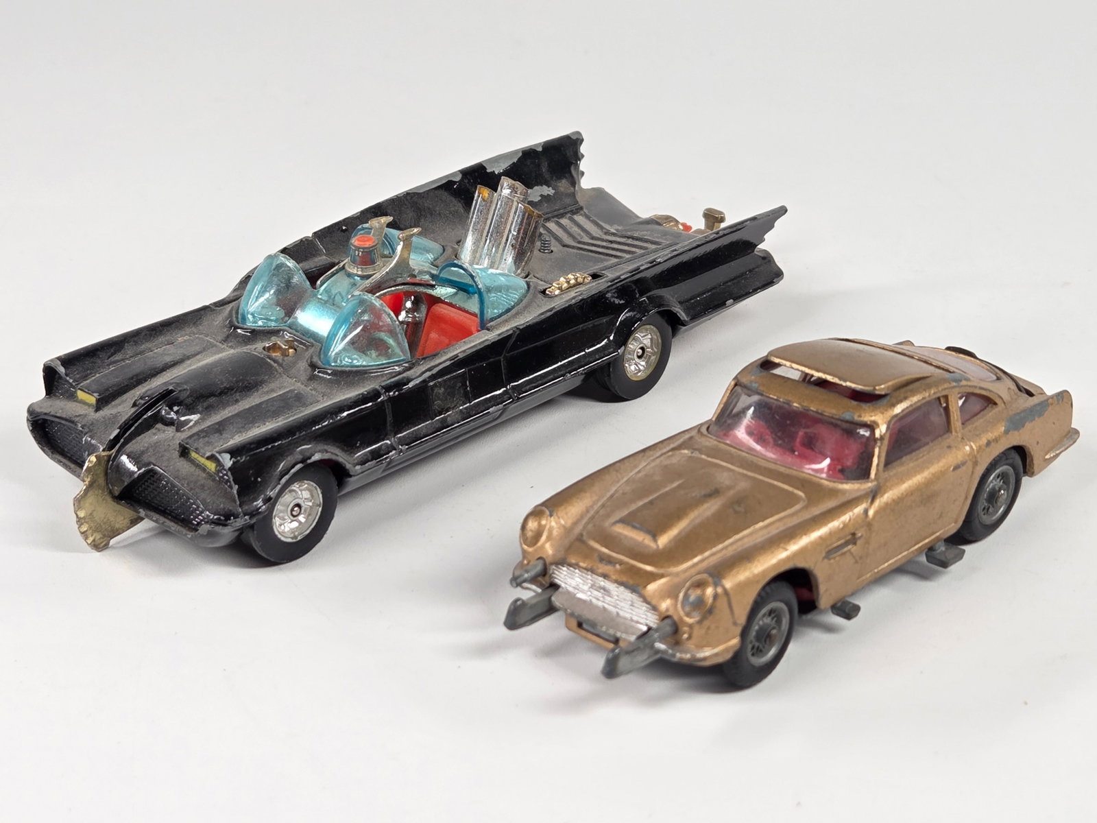 CORGI JAMES BOND ASTON MARTIN DB5 & BATMOBILE: BOTH REMAIN IN FAIR TO GOOD CONDITION, SHOWING TYPICAL WEAR AND MISSING PIECES.