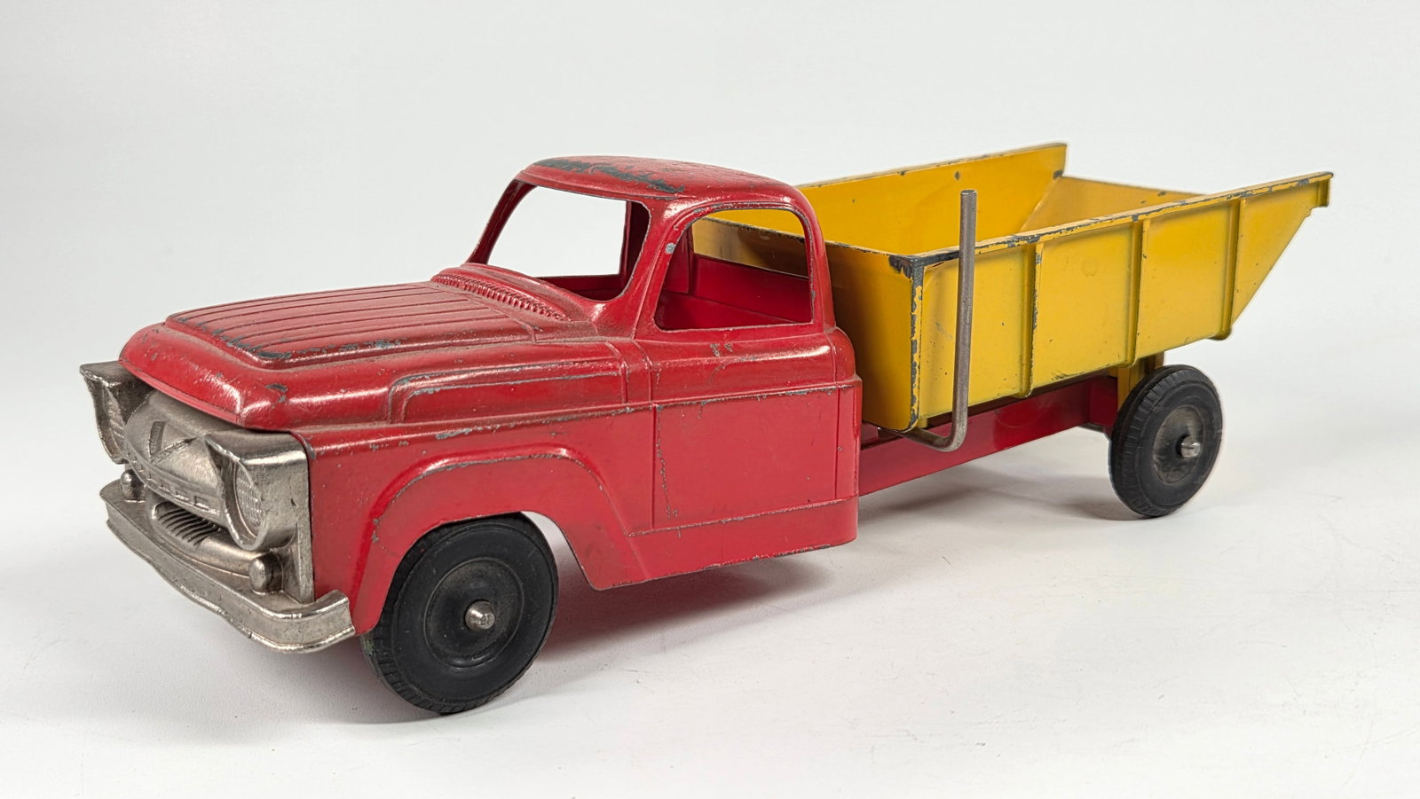 VINTAGE HUBLEY CAST METAL DUMP TRUCK: REMAINS IN FAIR CONDITION WITH SMALL CRACK IN BODY.