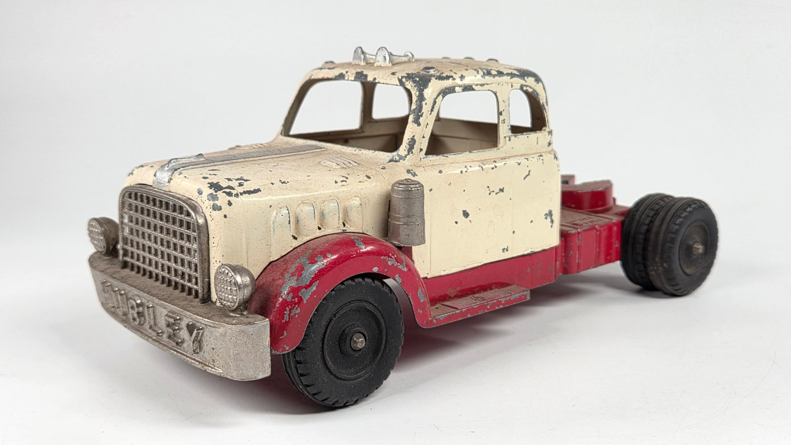 LARGE HUBLEY KIDDIE TOY CAST METAL TRUCK CAB: REMAINS IN FAIR TO GOOD CONDITION, SHOWING PAINT WEAR.