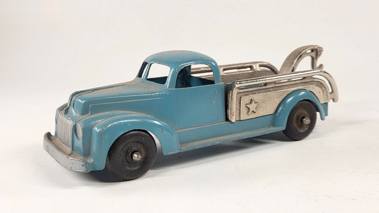 HUBLEY KIDDIE TOYS BLUE TOW WRECKER TRUCK: REMAINS IN GOOD CONDITION, SHOWING SOME LIGHT WEAR. NEEDS CLEANED.