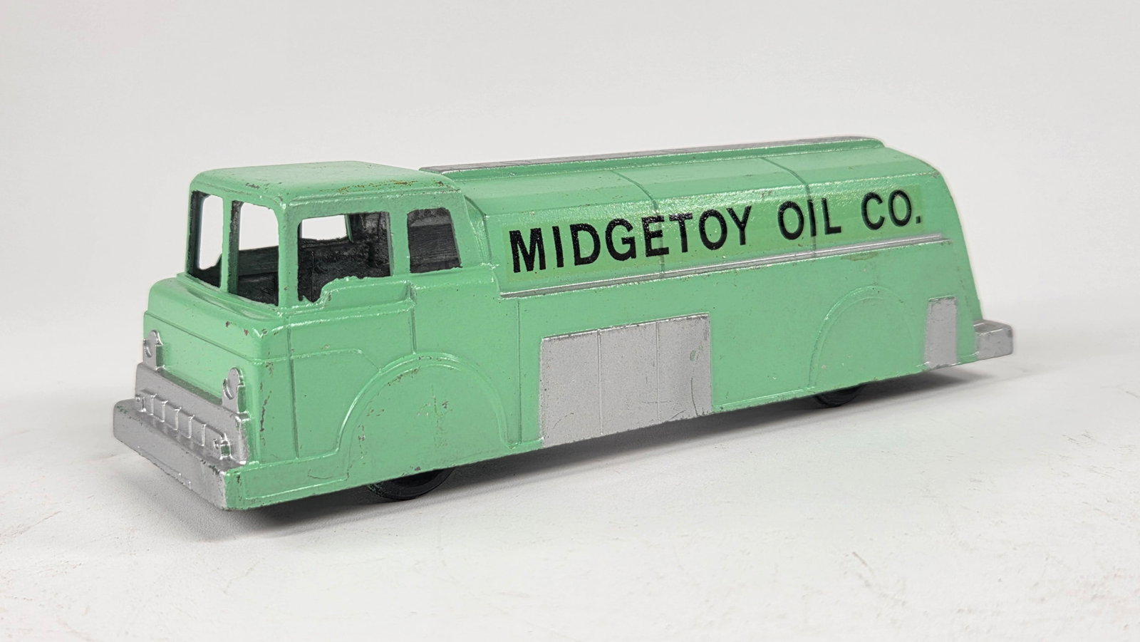 VINTAGE MIDGETOY OIL CO TRUCK: REMAINS IN VERY GOOD CONDITION, SHOWING SOME LIGHT TYPICAL WEAR.