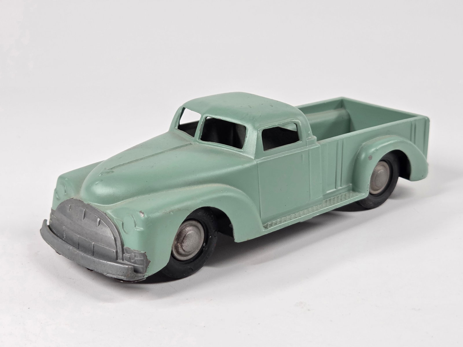RENWAL CAST METAL PICKUP TRUCK: REMAINS IN VERY GOOD CONDITION, SHOWING SOME LIGHT PAINT WEAR.