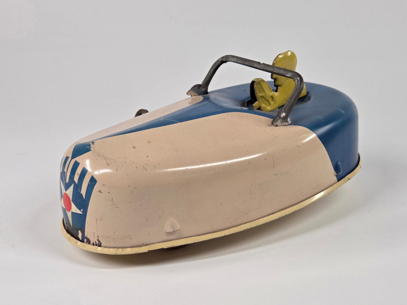 VINTAGE TIN LITHO WIND UP BUMPER CAR: REMAINS IN GOOD CONDITION, SHOWING SOME LIGHT TYPICAL WEAR. WIND UP MECHANISM WORKS.