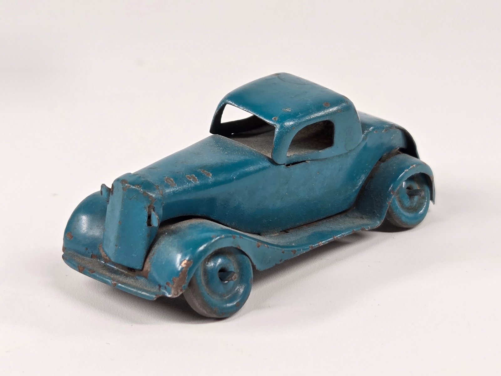 SMALL MINIATURE JAPAN TIN LITHO CAR: REMAINS IN FAIR TO GOOD CONDITION, SHOWING TYPICAL WEAR.