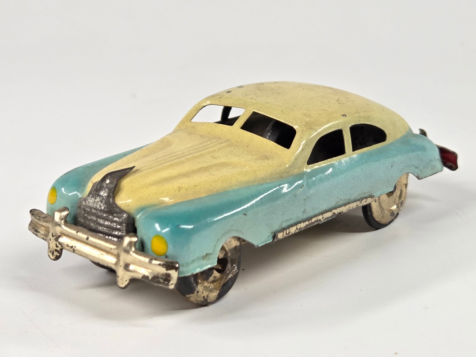 SMALL JAPAN TIN FRICTION CAR: REMAINS IN GOOD CONDITION, SHOWING SOME TYPICAL WEAR. FRICTION MOTOR WORKS.