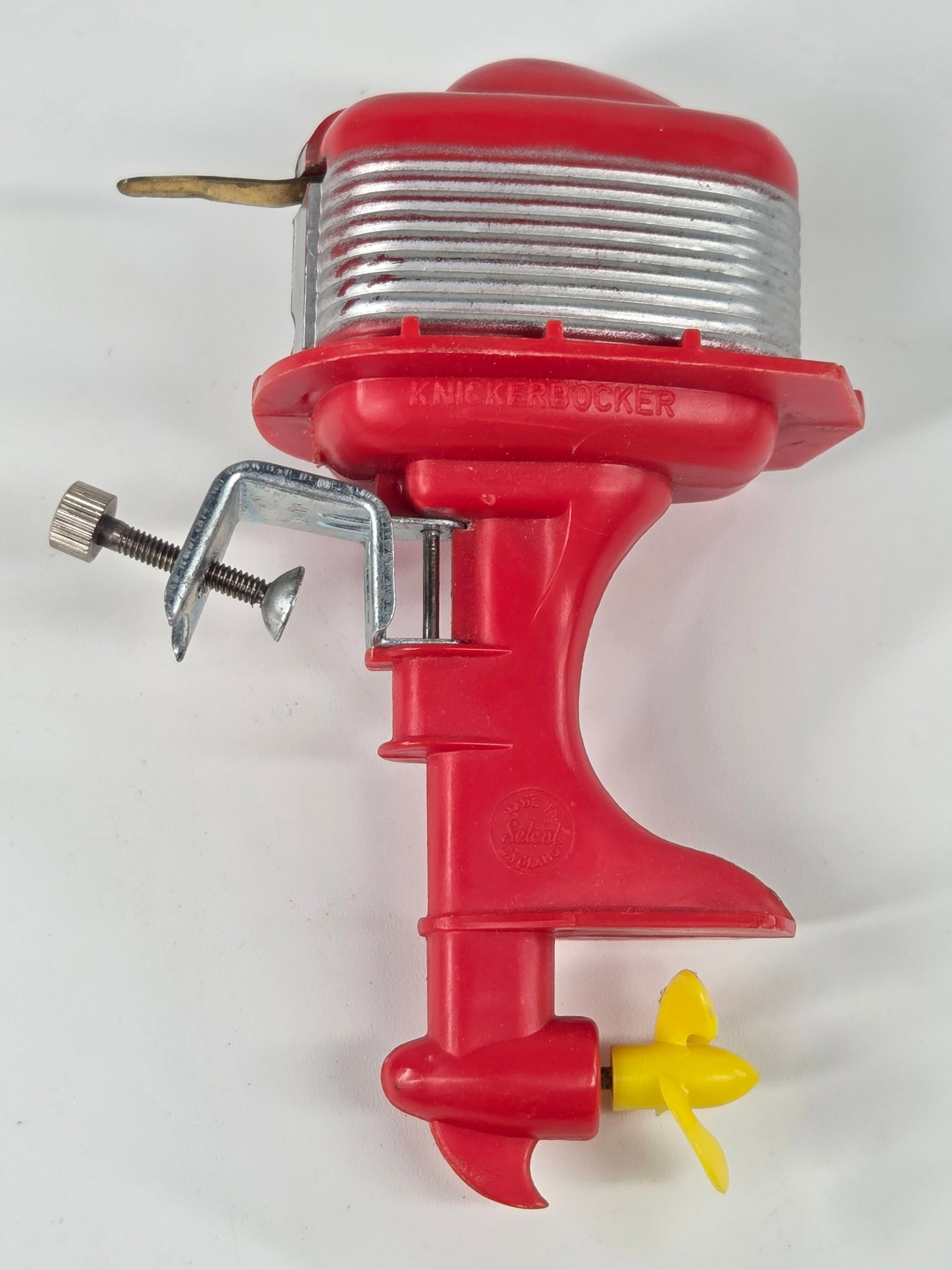 VINTAGE PLASTIC KNICKERBOCKER TOY OUTBOARD MOTOR: REMAINS IN GOOD CONDITION, SHOWING LIGHT WEAR.