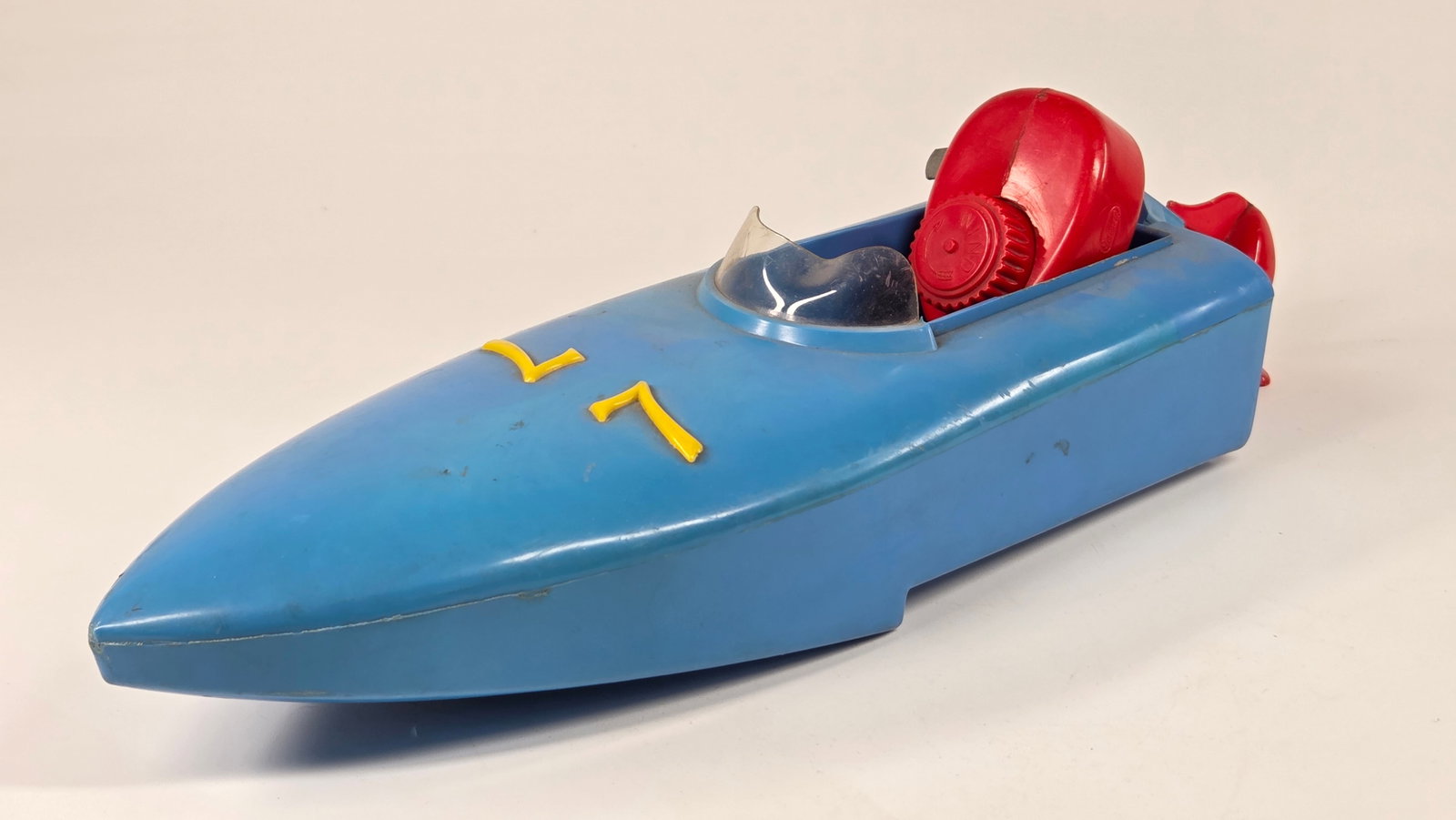 VINTAGE IDEAL PLASTIC TOY BOAT W/ OUTBOARD MOTOR (1 of 4)