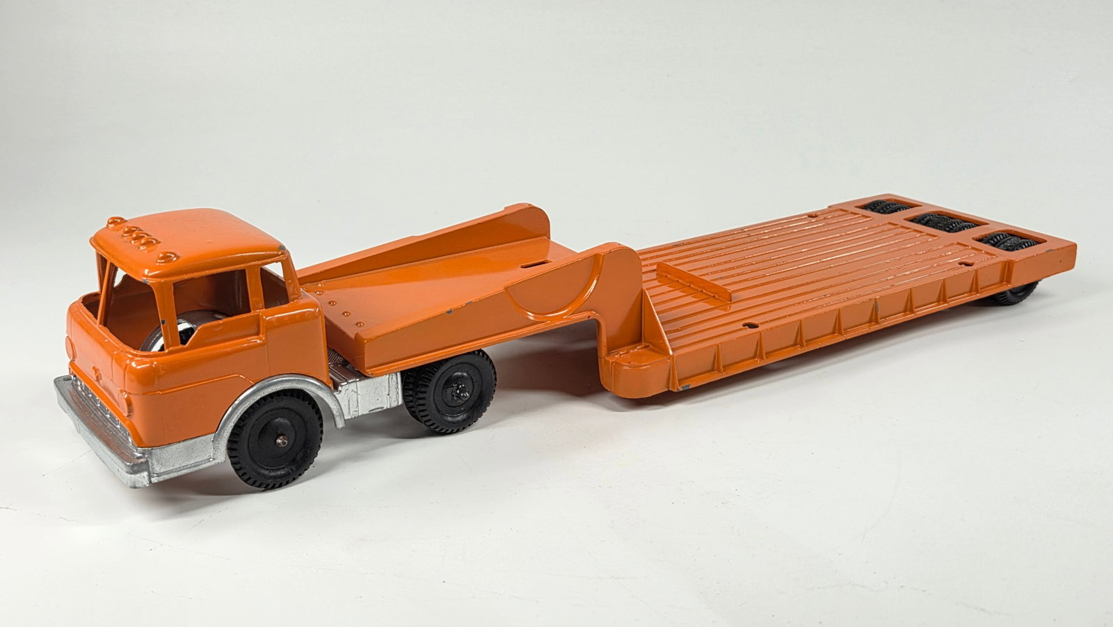 RESTORED HUBLEY KIDDIE TOY LOW LOAD TRACTOR TRAILER: REMAINS IN EXCELLENT RESTORED CONDITION.