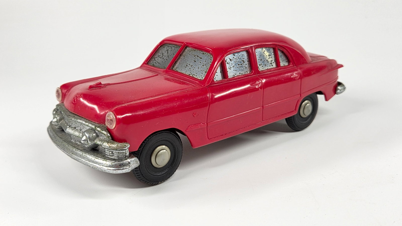 VINTAGE FORD KEY WIND UP DEALER PROMO CAR: REMAINS IN GOOD CONDITION, SHOWING SOME TYPICAL WEAR. SLIGHT WARP TO BODY. WIND UP NOT WORKING.