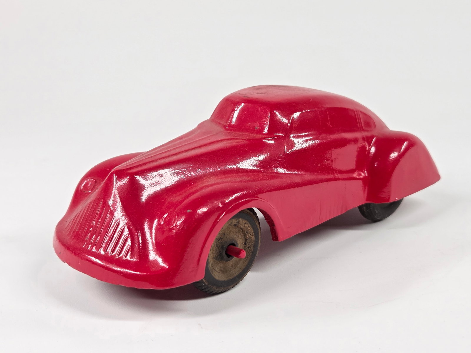 VINTAGE PAINTED STREAMLINE AUTO: BODY AND AXLES HAVE BEEN PAINTED OVER. ORIGINAL WHEELS.