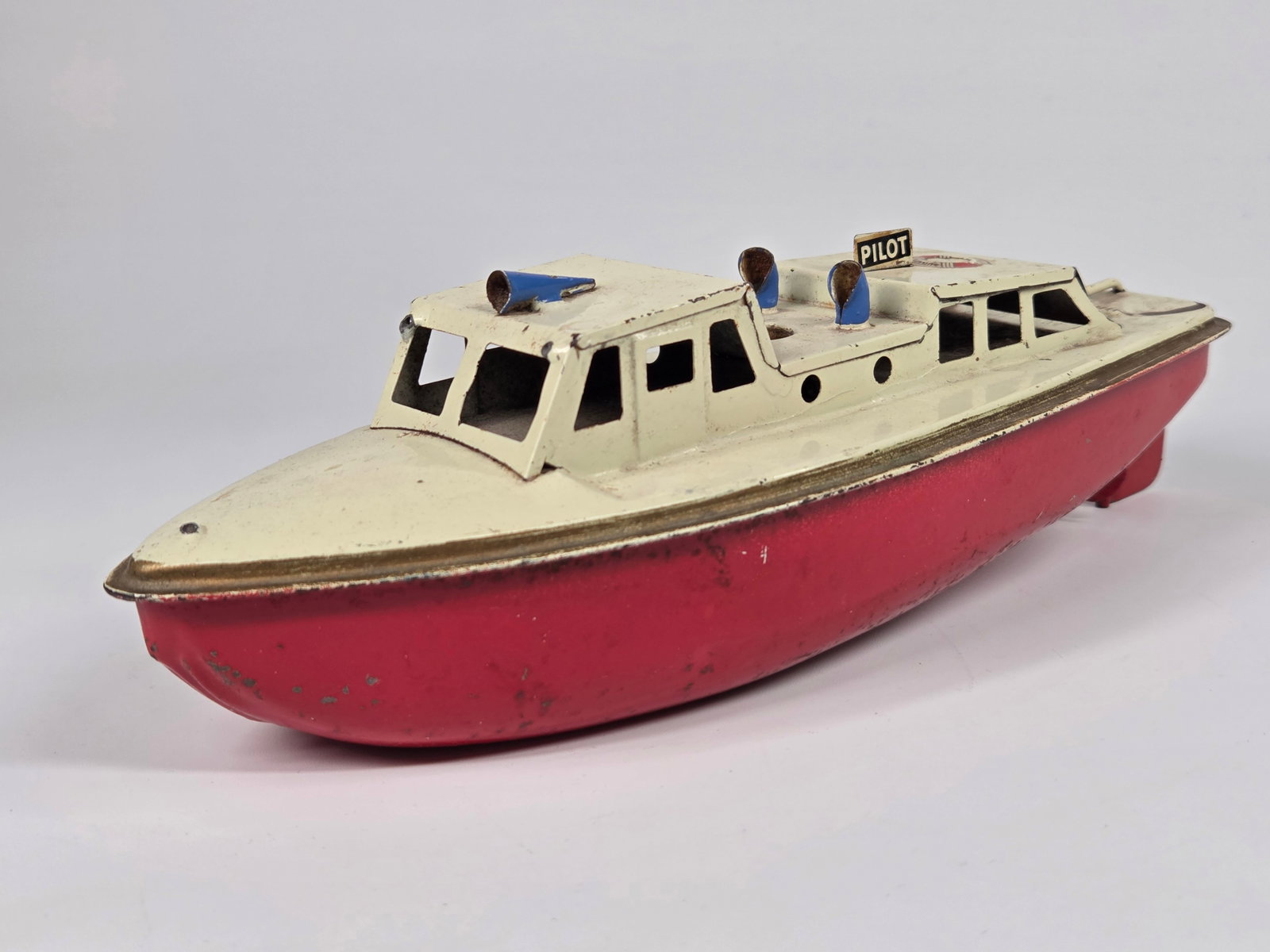JAPAN TIN LITHO WIND UP JUPITER BOAT: REMAINS IN GOOD CONDITION, SHOWING SOME TYPICAL USAGE WEAR. WIND UP MECHANISM WORKS.