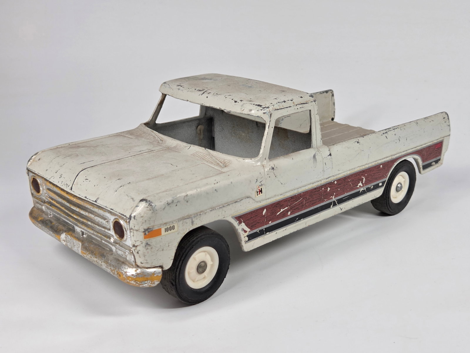 ERTL CAST METAL INTERNATIONAL PICKUP TRUCK: REMAINS IN FAIR CONDITION, SHOWING WEAR THROUGHOUT. MISSING REAR GATE AND BUMPER.