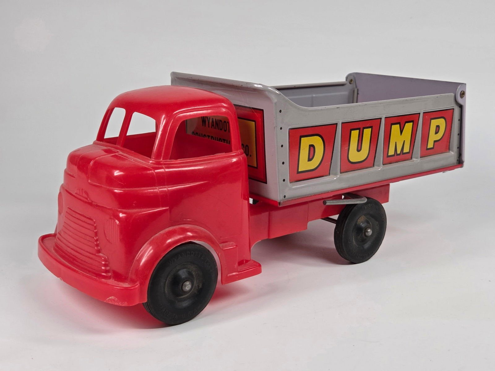 WYANDOTTE PRESSED STEEL & PLASTIC DUMP TRUCK: REMAINS IN VERY GOOD CLEAN CONDITION.