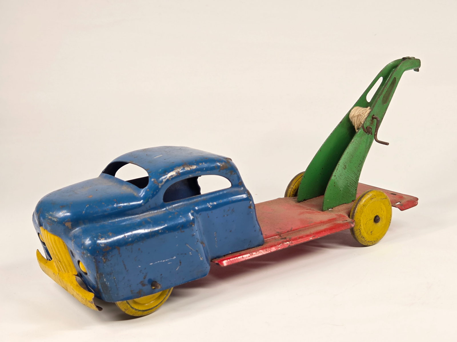 WYANDOTTE PRESSED STEEL WRECKER TOW TRUCK: REMAINS IN FAIR TO GOOD CONDITION, SHOWING TYPICAL WEAR THROUGHOUT.