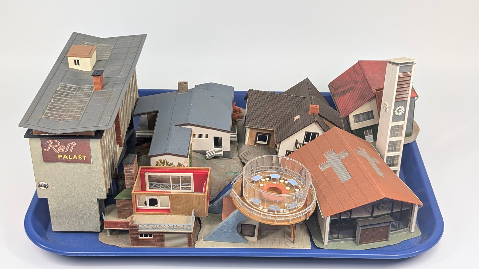 VARIOUS HO SCALE PLASTIC TRAIN LAYOUT BUILDINGS