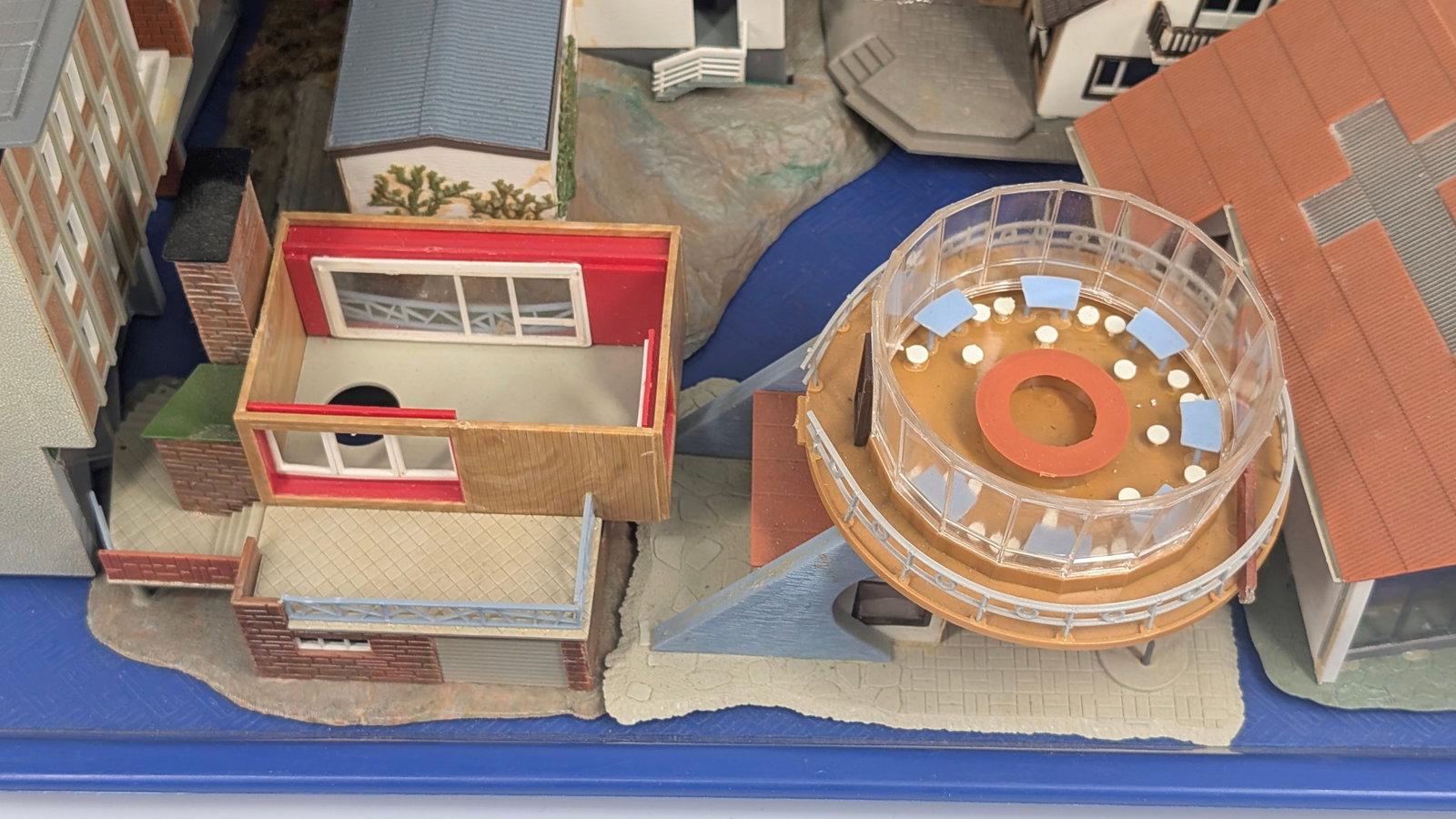 VARIOUS HO SCALE PLASTIC TRAIN LAYOUT BUILDINGS - 2