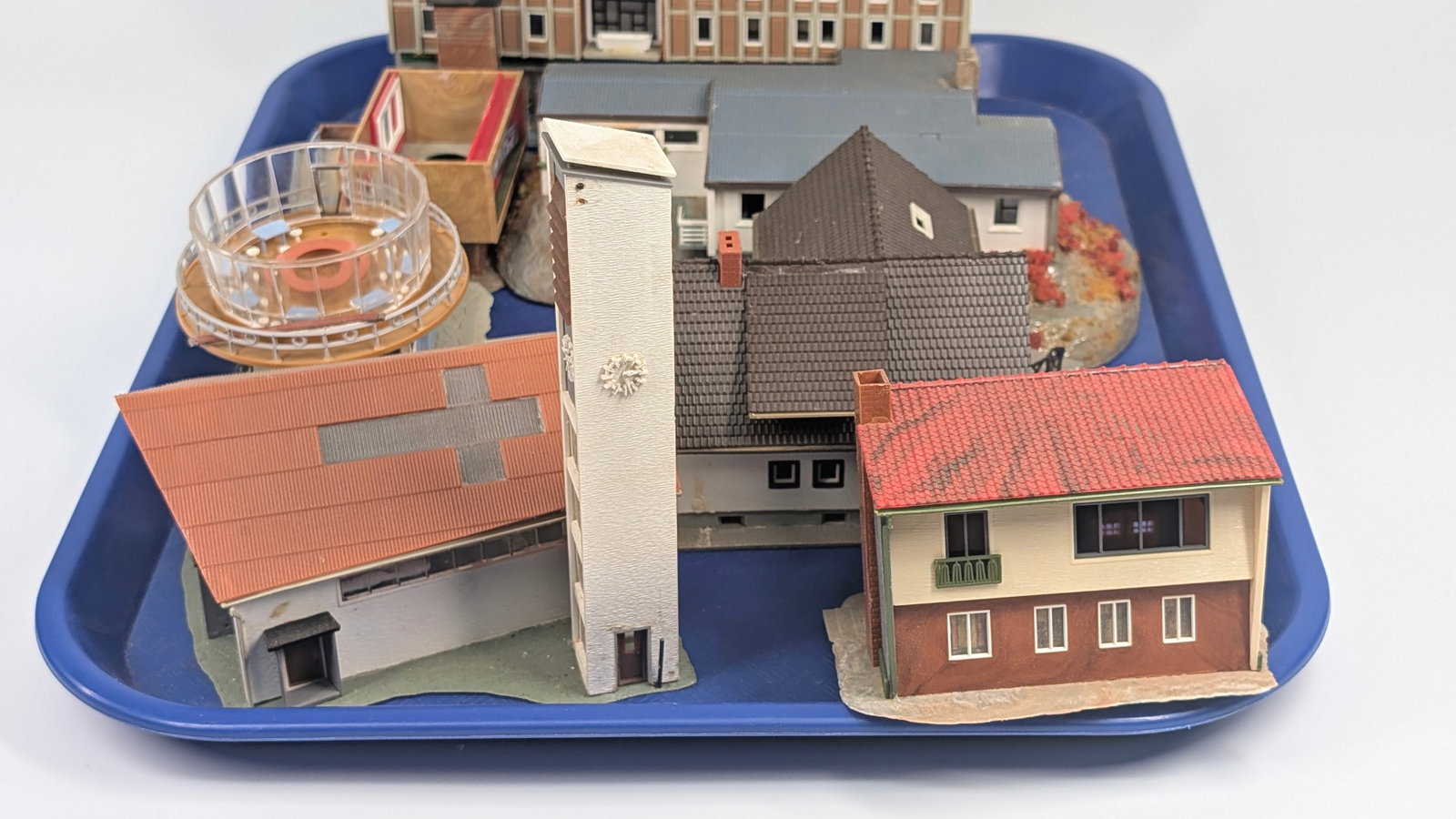 VARIOUS HO SCALE PLASTIC TRAIN LAYOUT BUILDINGS - 3