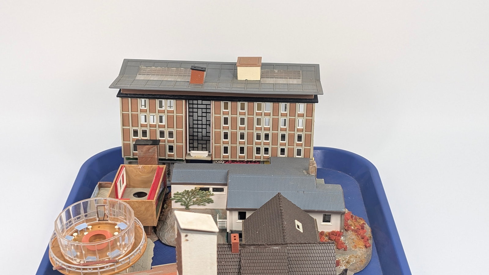 VARIOUS HO SCALE PLASTIC TRAIN LAYOUT BUILDINGS - 4