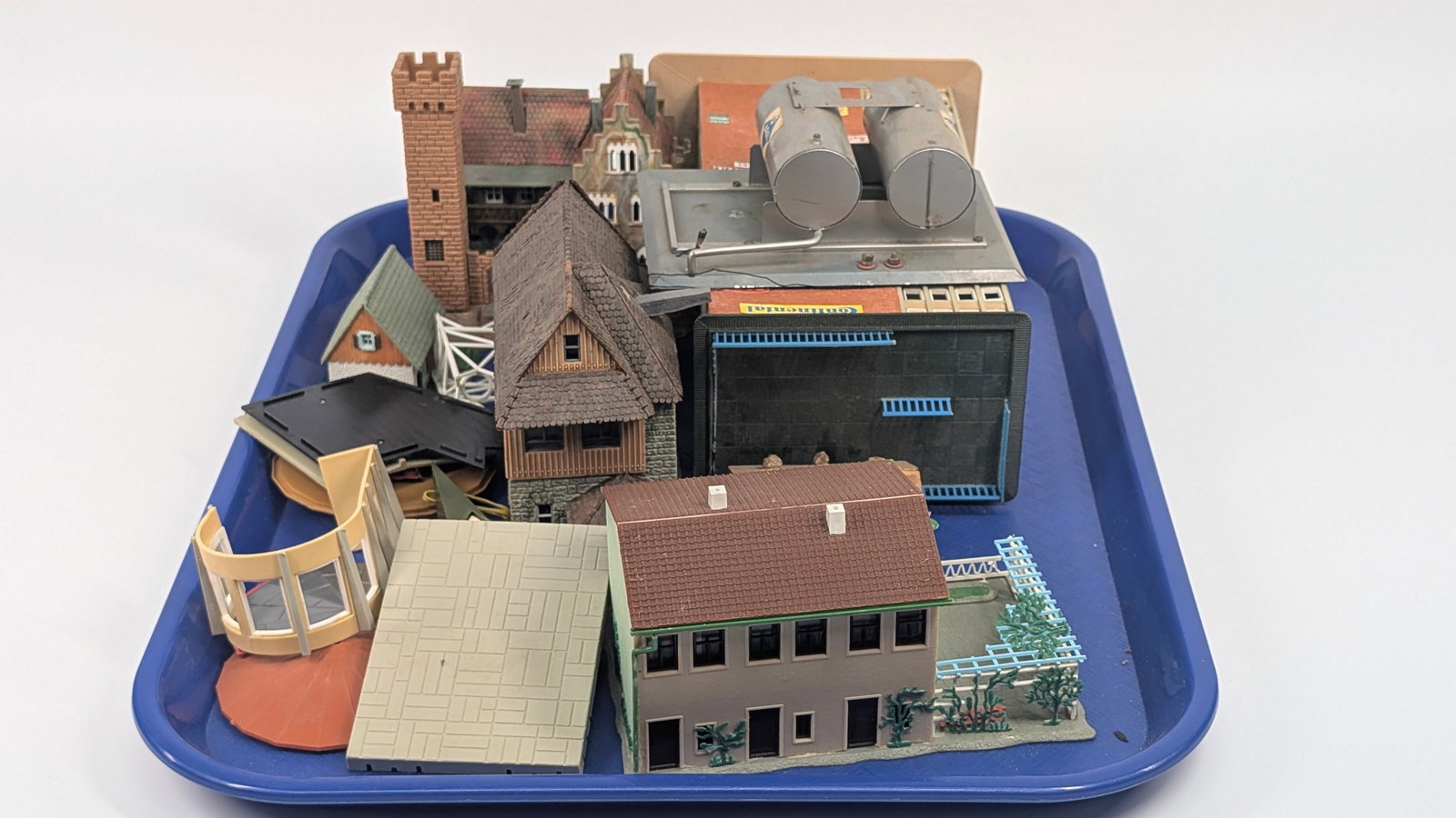 VARIOUS MINIATURE MILITARY SOLDIER PLAYSET FIGURES: ALL REMAIN IN FAIR TO GOOD CONDITION, SHOWING SOME TYPICAL WEAR.