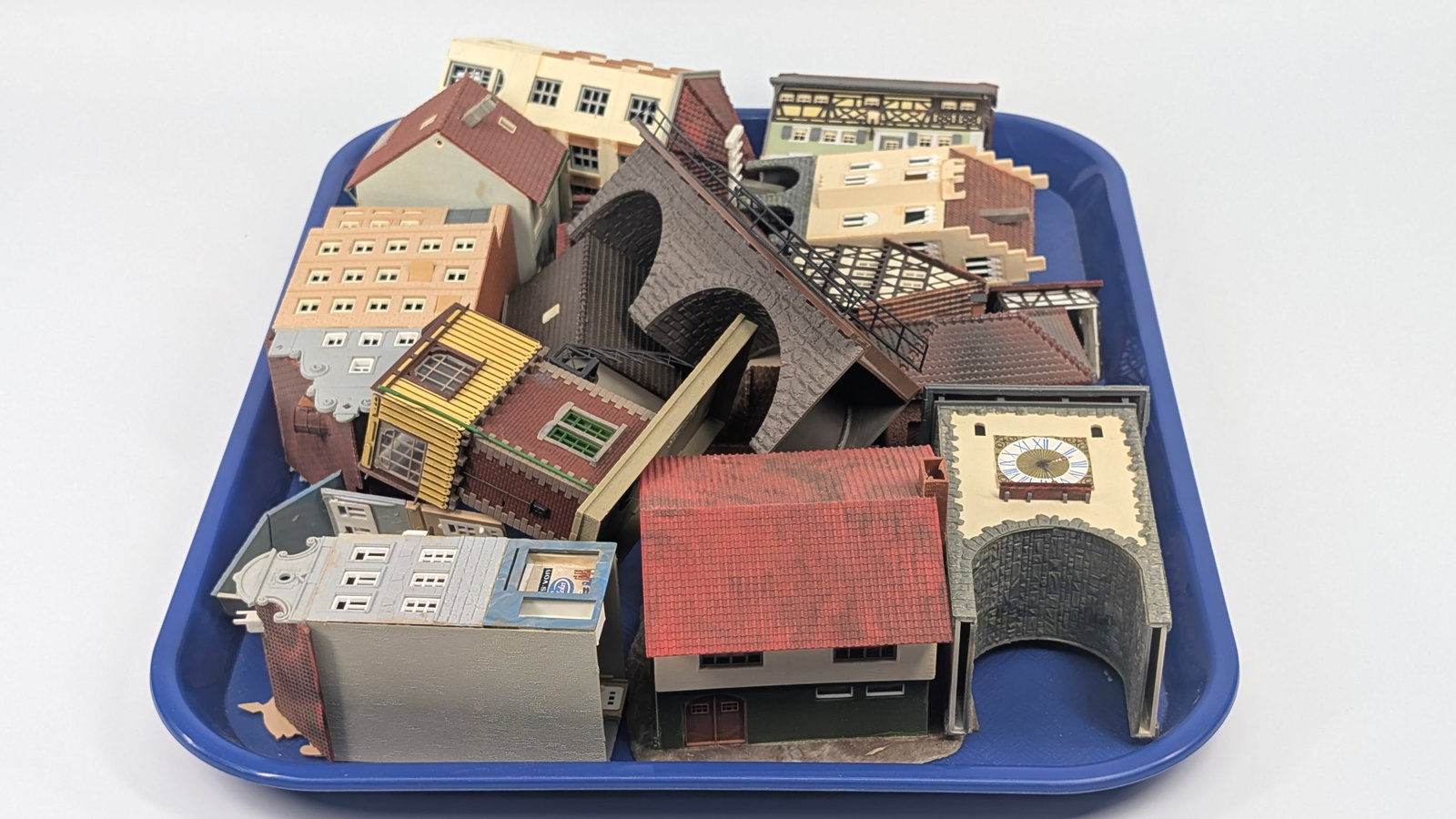 VARIOUS HO SCALE PLASTIC TRAIN LAYOUT BUILDINGS: ALL REMAIN IN FAIR TO GOOD CONDITION, SHOWING SOME TYPICAL WEAR. SOME LOOSE PIECES, SOME DUSTY.