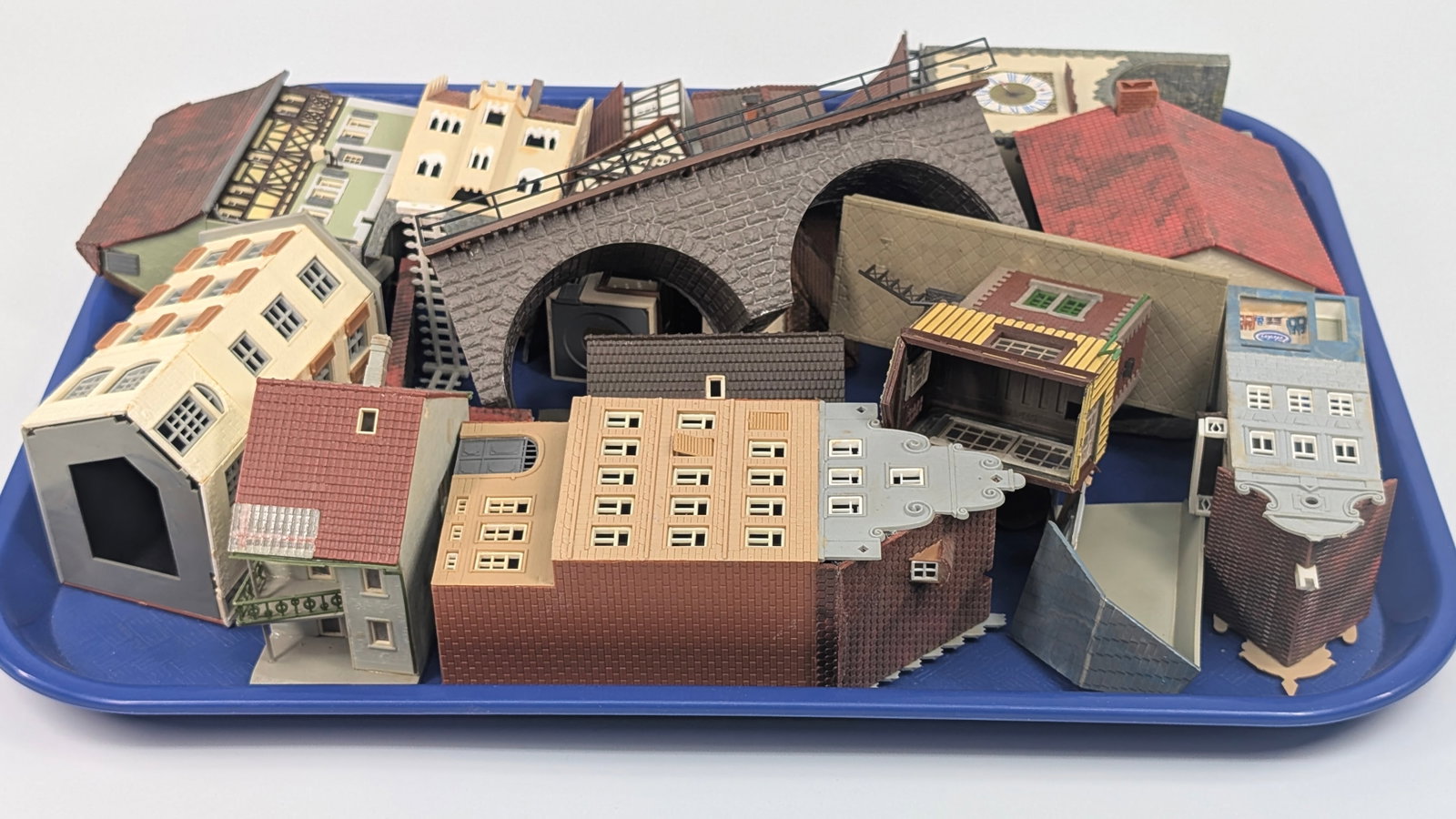 VARIOUS HO SCALE PLASTIC TRAIN LAYOUT BUILDINGS - 2