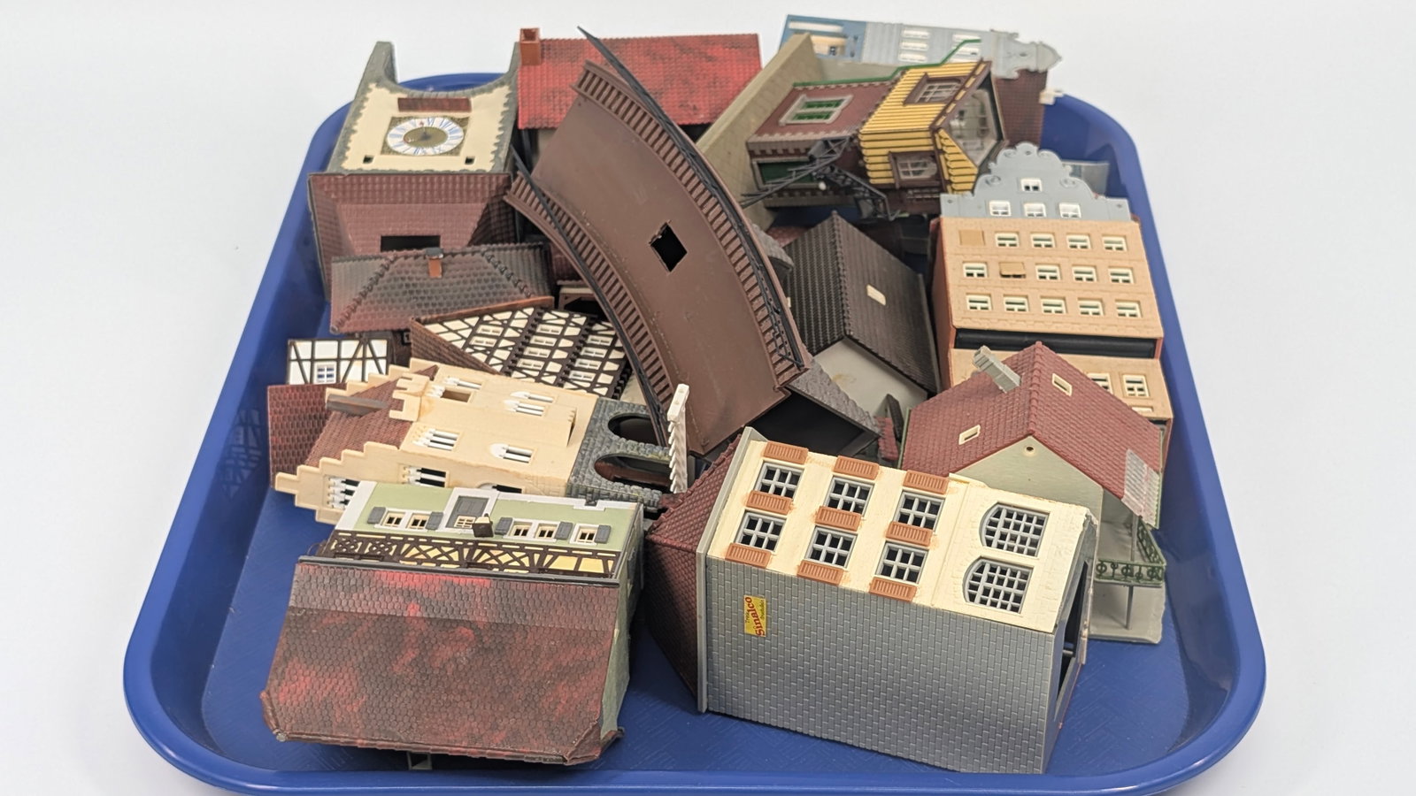 VARIOUS HO SCALE PLASTIC TRAIN LAYOUT BUILDINGS - 3