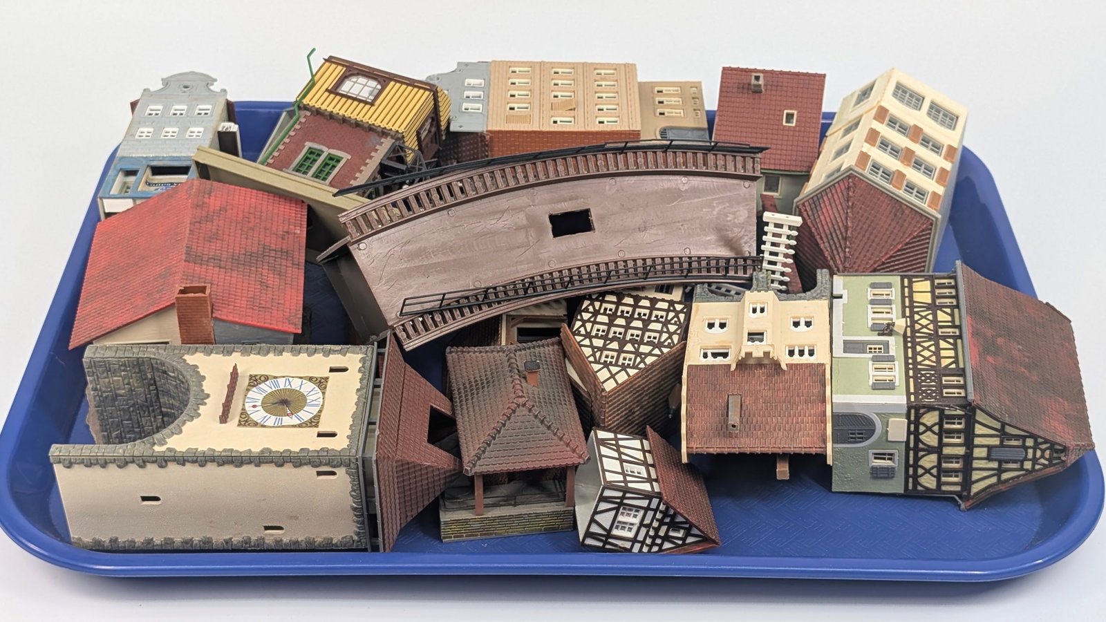 VARIOUS HO SCALE PLASTIC TRAIN LAYOUT BUILDINGS - 4