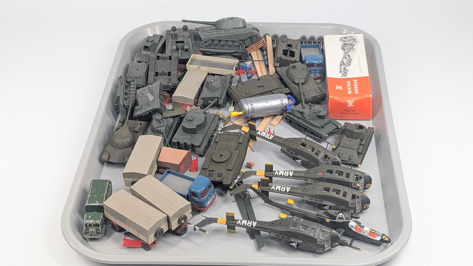 VARIOUS HO SCALE PLASTIC TRAIN LAYOUT VEHICLES - 2