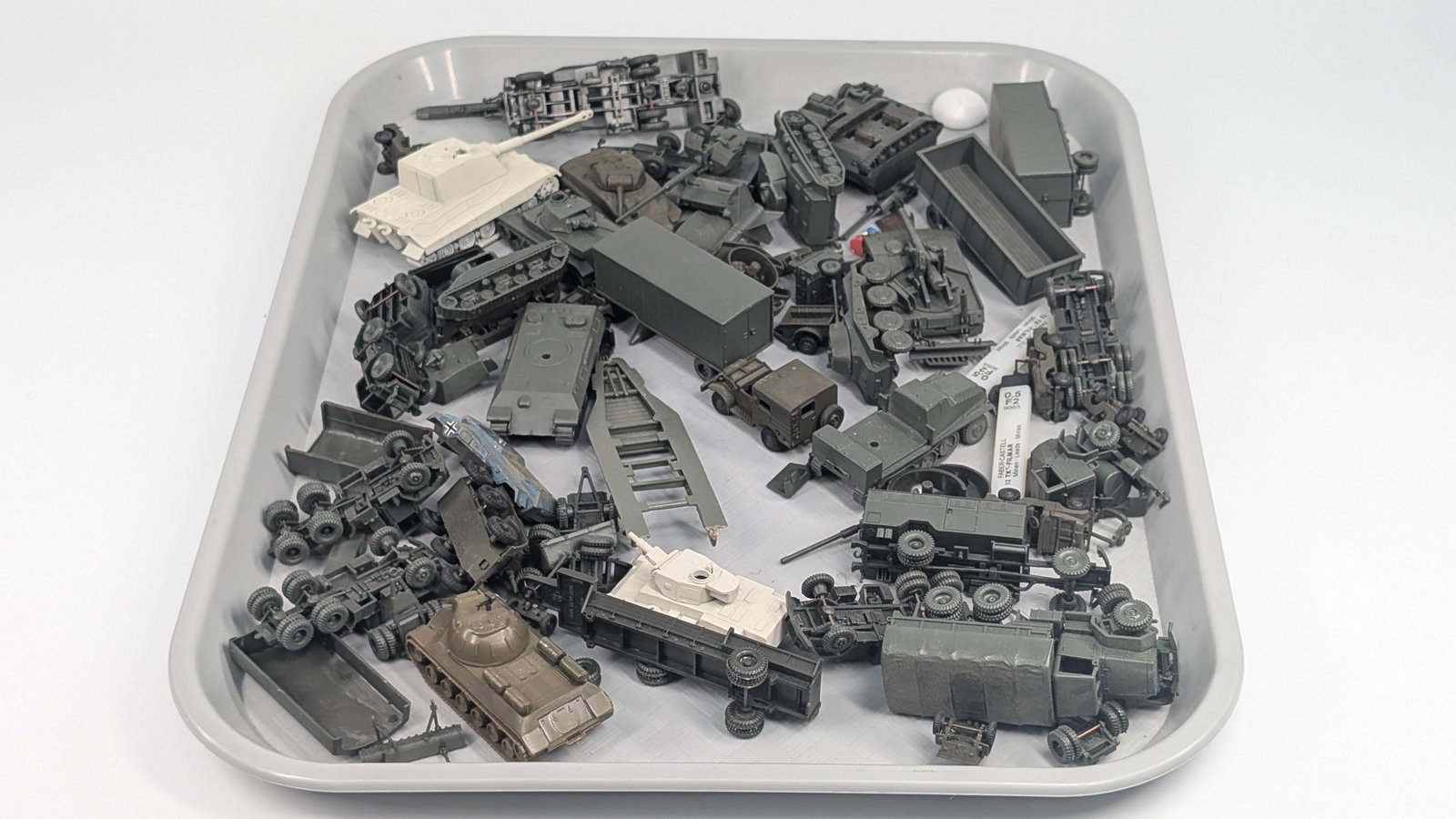 VARIOUS HO SCALE PLASTIC TRAIN LAYOUT VEHICLES: ALL REMAIN IN FAIR TO GOOD CONDITION, SHOWING SOME TYPICAL WEAR. SOME LOOSE PIECES, SOME DUSTY.