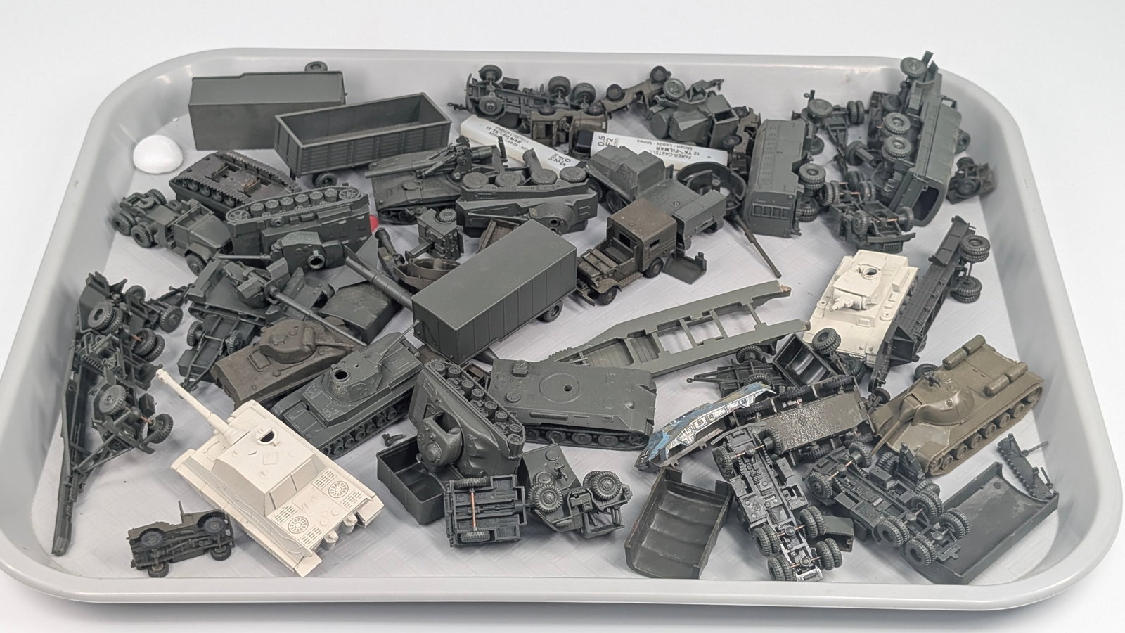 VARIOUS HO SCALE PLASTIC TRAIN LAYOUT VEHICLES - 2