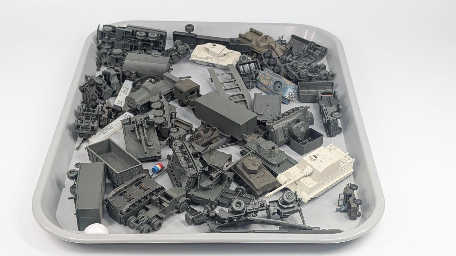 VARIOUS HO SCALE PLASTIC TRAIN LAYOUT VEHICLES - 3