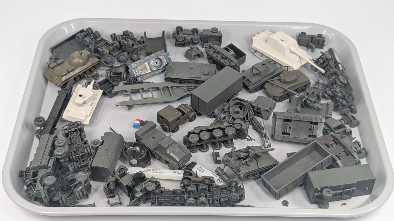 VARIOUS HO SCALE PLASTIC TRAIN LAYOUT VEHICLES - 4