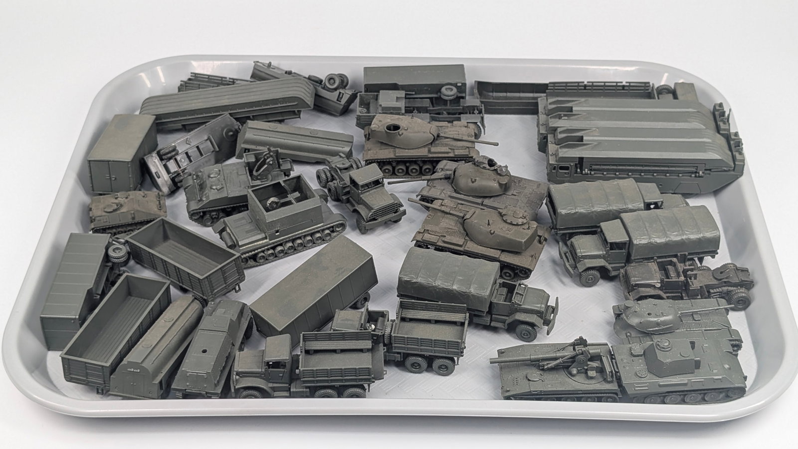 VARIOUS HO SCALE PLASTIC TRAIN LAYOUT VEHICLES - 2