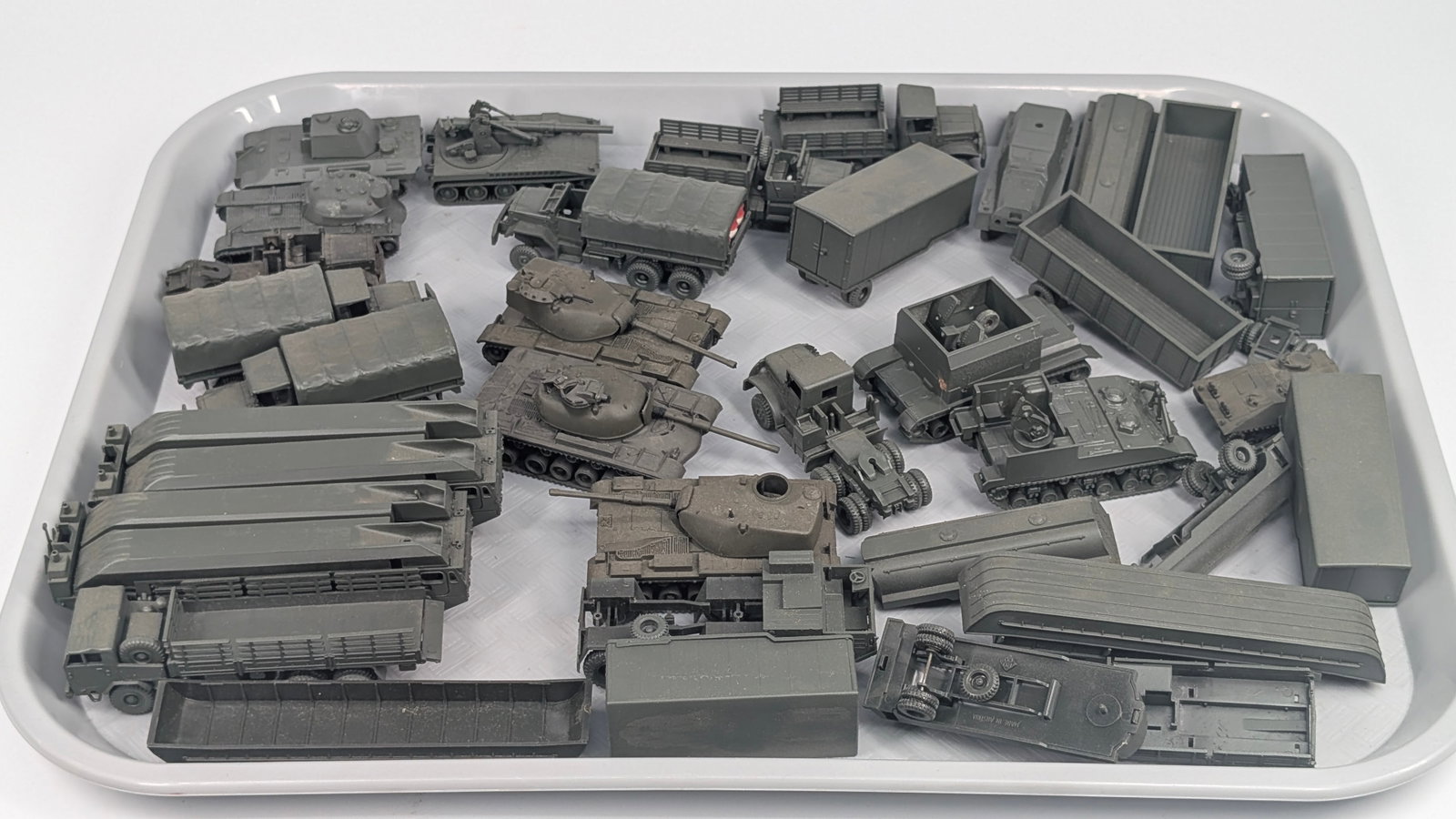 VARIOUS HO SCALE PLASTIC TRAIN LAYOUT VEHICLES - 4