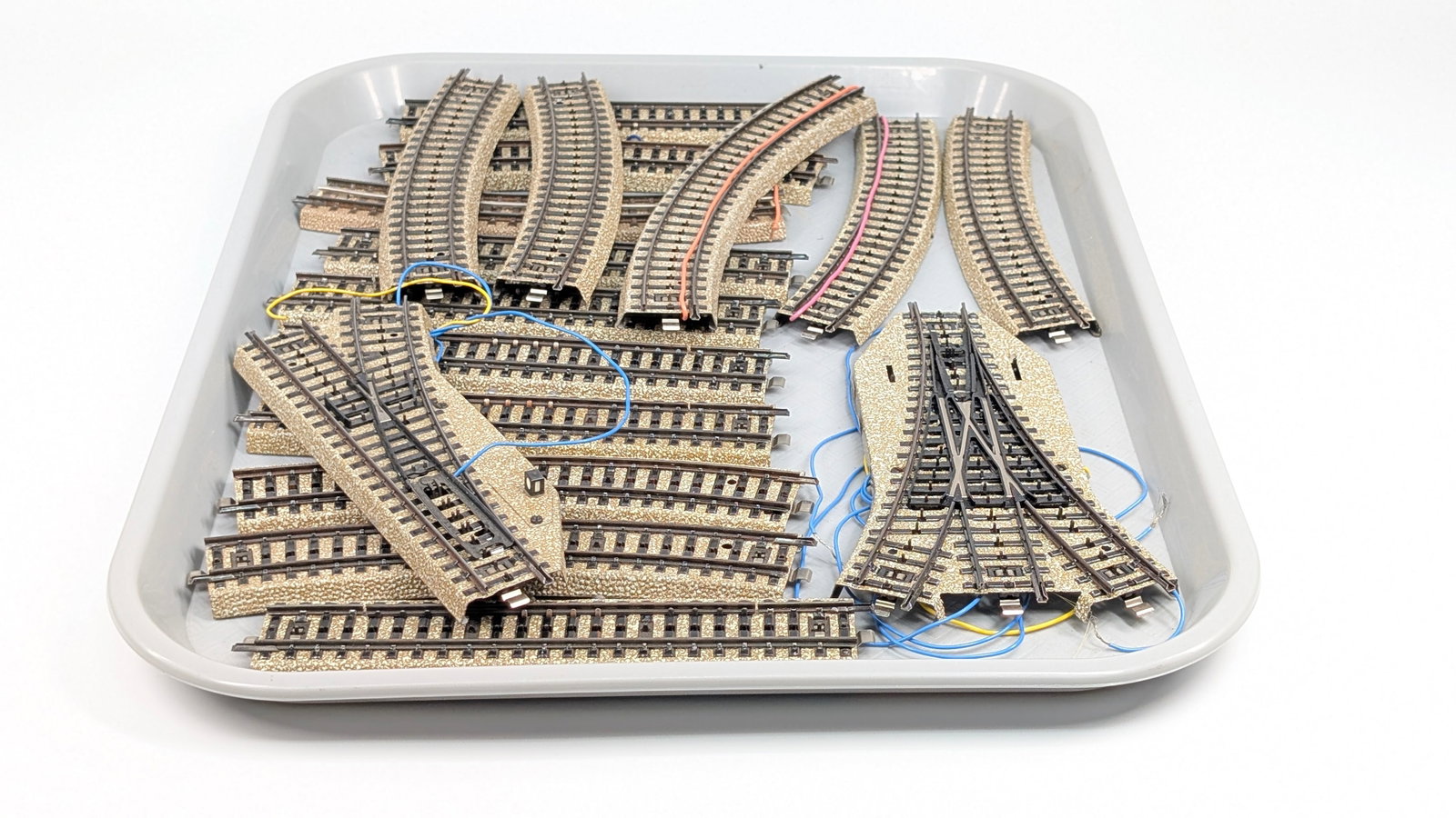 ASSORTMENT OF MARKLIN HO SCALE TRAIN TRACK: ALL REMAIN IN GOOD CONDITION, SHOWING SOME TYPICAL USAGE WEAR.