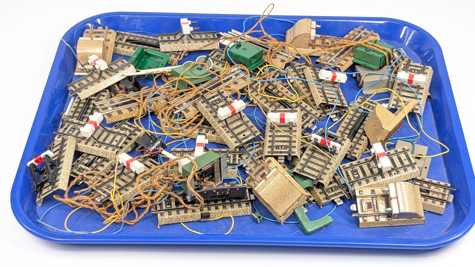 ASSORTMENT OF MARKLIN HO SCALE TRAIN TRACK: ALL REMAIN IN GOOD CONDITION, SHOWING SOME TYPICAL USAGE WEAR.