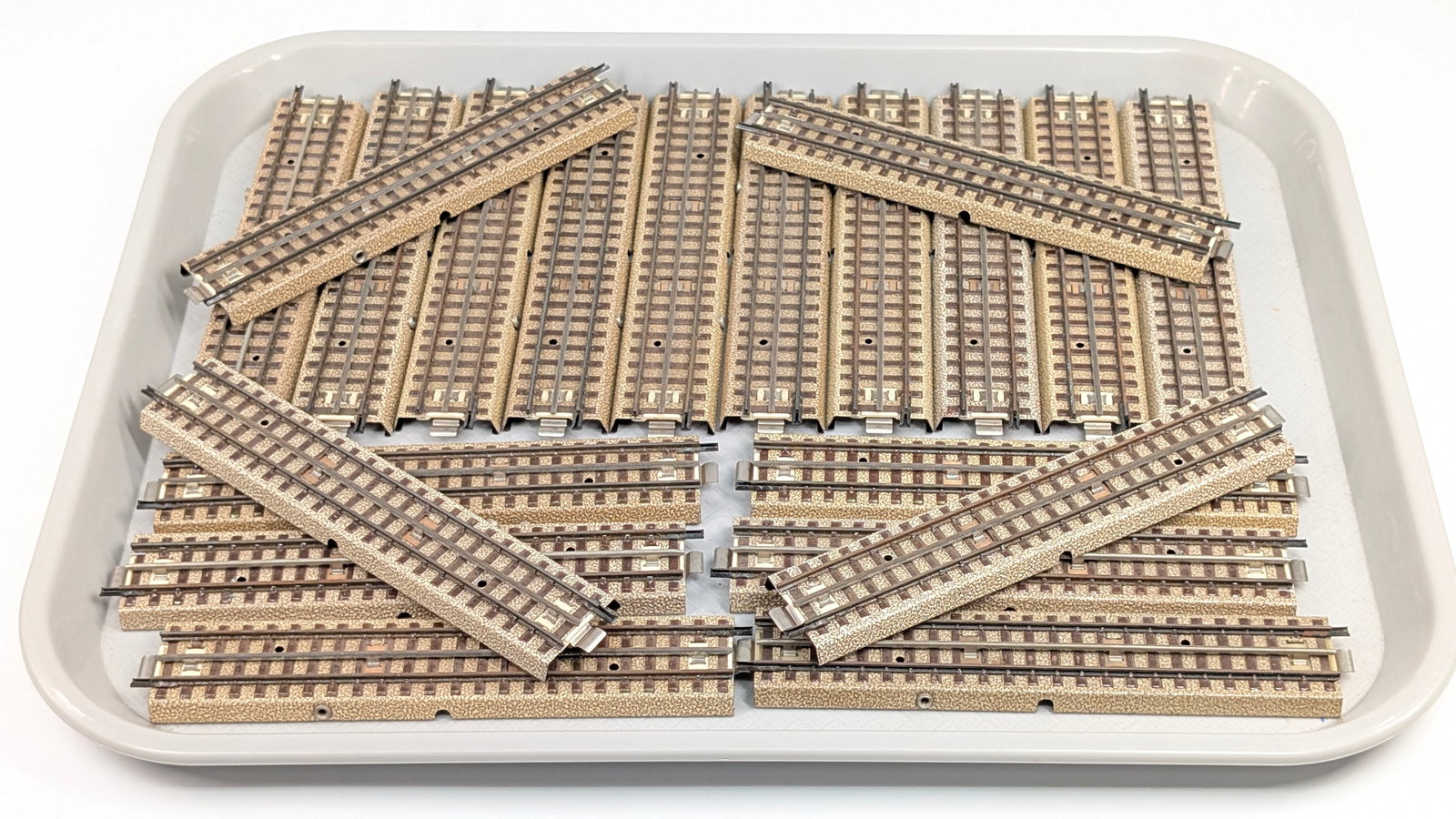 ASSORTMENT OF MARKLIN HO SCALE TRAIN TRACK: ALL REMAIN IN GOOD CONDITION, SHOWING SOME TYPICAL USAGE WEAR.