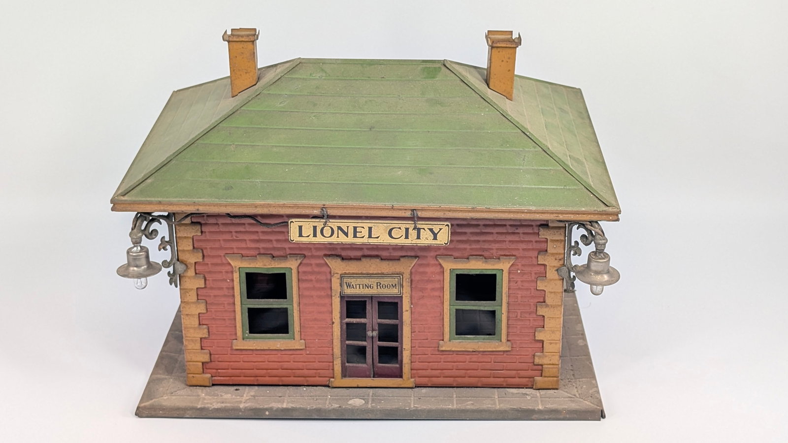 PRE WAR LIONEL O GAUGE WAITING ROOM CITY STATION