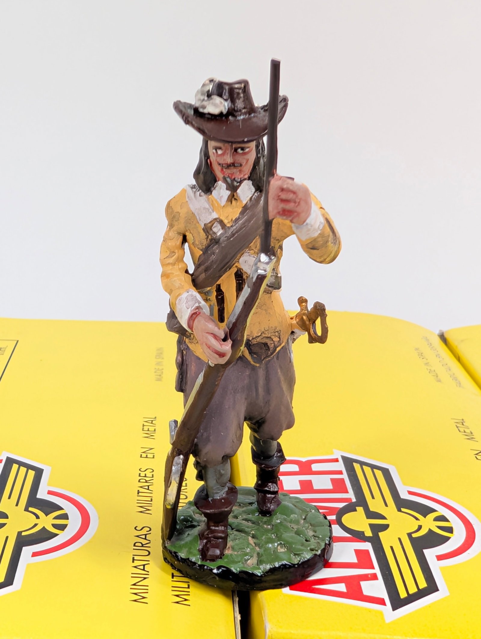 10) VARIOUS ALYMER HAND PAINTED SOLDIERS W/ BOX: ALL REMAIN IN VERY GOOD CONDITION, SHOWING SOME LIGHT WEAR. BOXES REMAIN NICE.