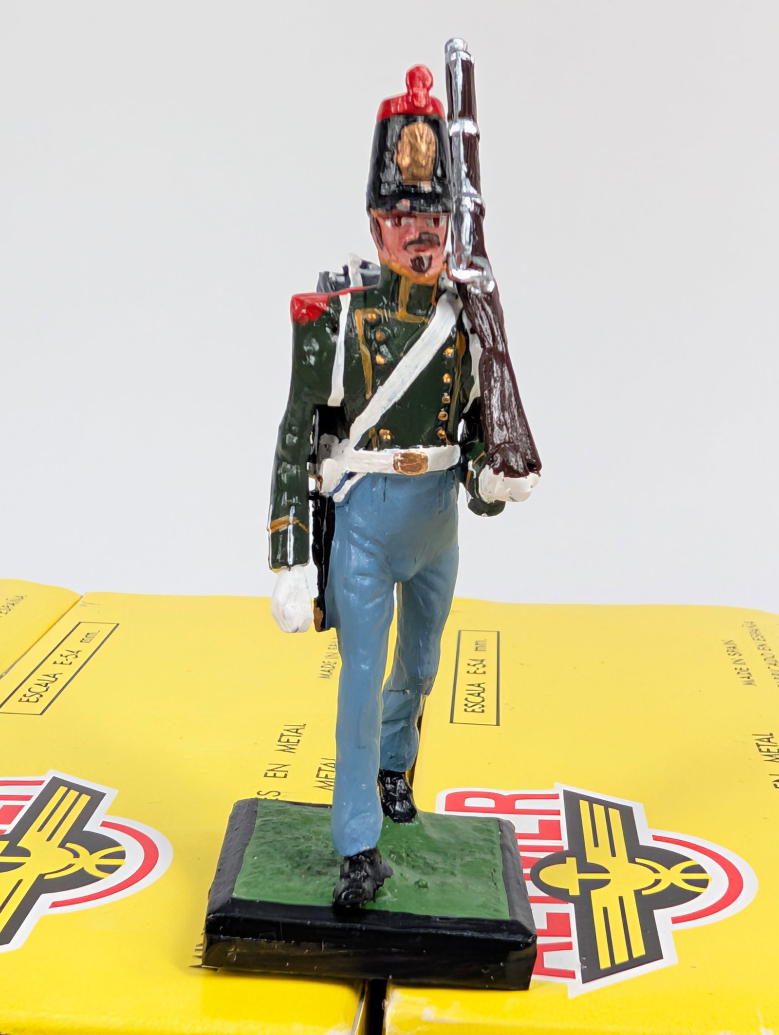 10) VARIOUS ALYMER HAND PAINTED SOLDIERS W/ BOX: ALL REMAIN IN VERY GOOD CONDITION, SHOWING SOME LIGHT WEAR. BOXES REMAIN NICE.