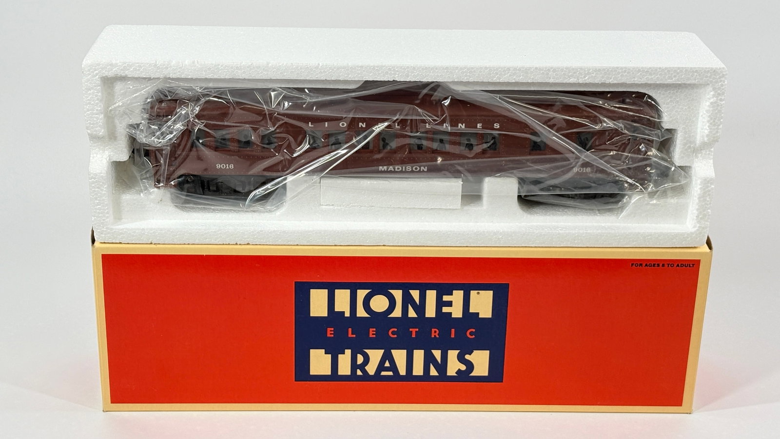 LIONEL O GAUGE 6019016 LL MADISON PASSENGER CAR: REMAINS IN VERY GOOD CONDITION WITH BOX.