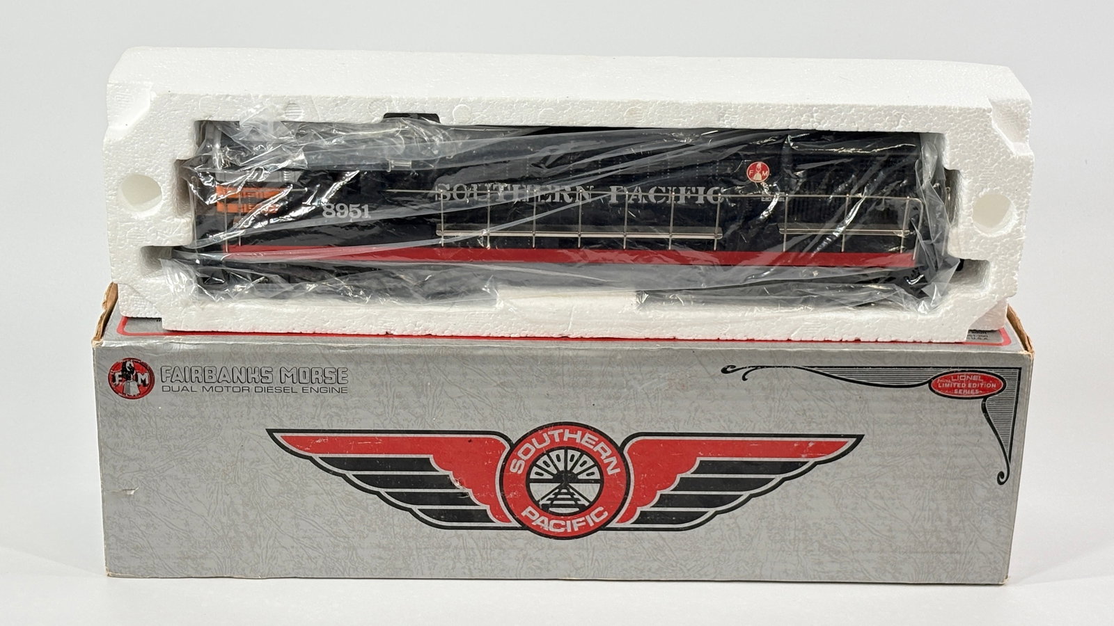 LIONEL O GAUGE FAIRBANKS MORSE SOUTHERN PACIFIC ENGINE: REMAINS IN VERY GOOD CONDITION, SHOWING SOME VERY LIGHT WEAR. BOX REMAINS NICE.