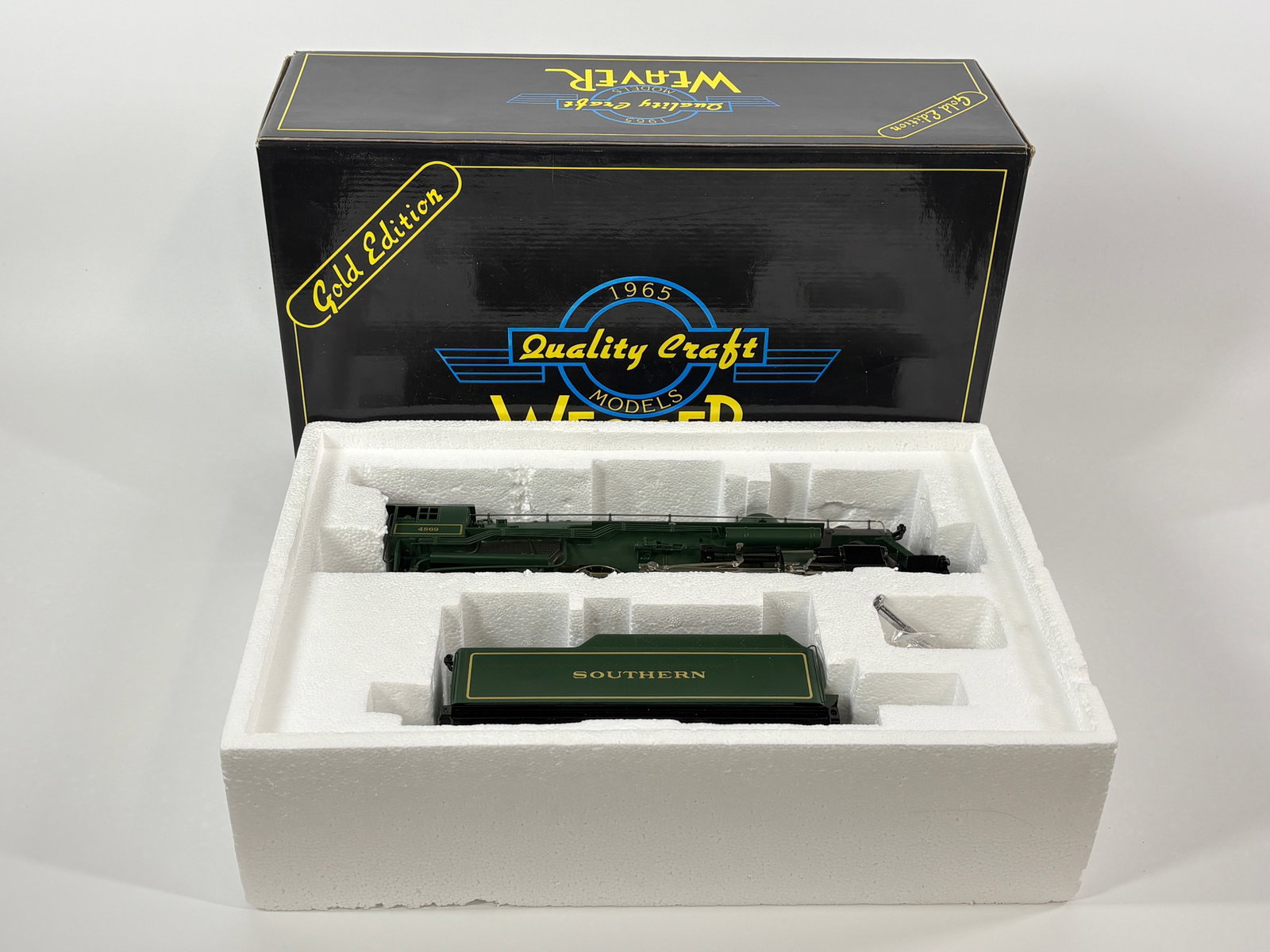 WEAVER O GAUGE 3-RAIL PENNSYLVANIA K-4S 4-6-2 ENGINE & TENDER: REMAINS IN VERY GOOD CONDITION, SHOWING SOME VERY LIGHT WEAR. BOX REMAINS NICE.