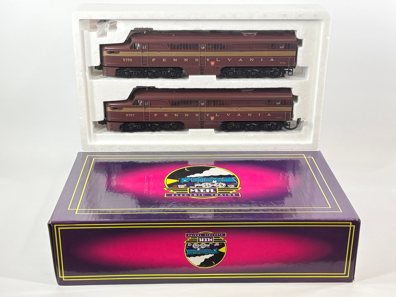 MTH RAIL KING PRR TUSCAN RED ALCO PA AA DIESEL SET: SET REMAINS IN VERY GOOD CONDITION, SHOWING SOME LIGHT TYPICAL WEAR. BOX REMAINS NICE.