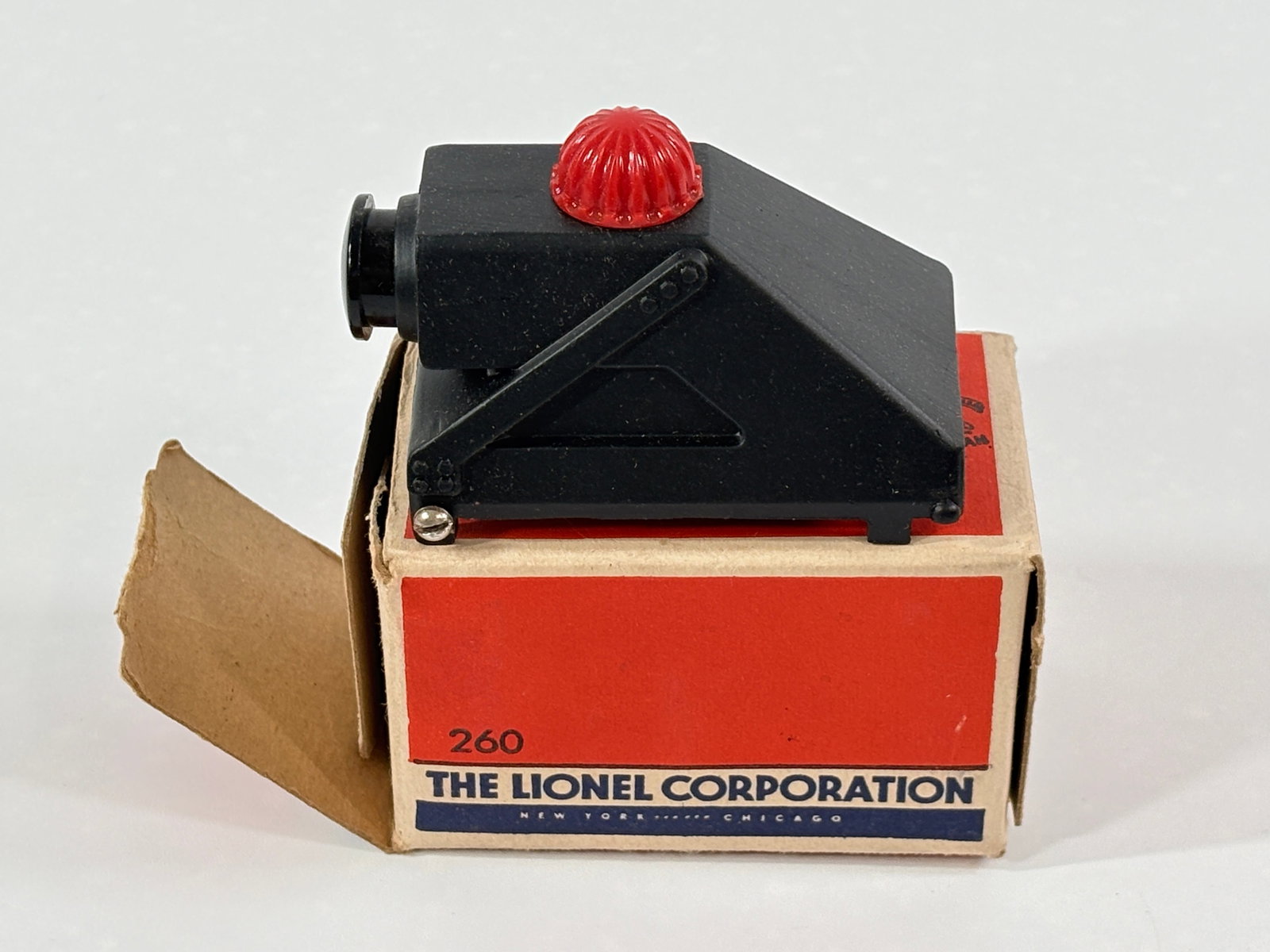 LIONEL O GAUGE NO. 260 ILLUMINATED BUMPER: REMAINS IN VERY GOOD CONDITION WITH BOX. BOX WITH TORN END FLAP.