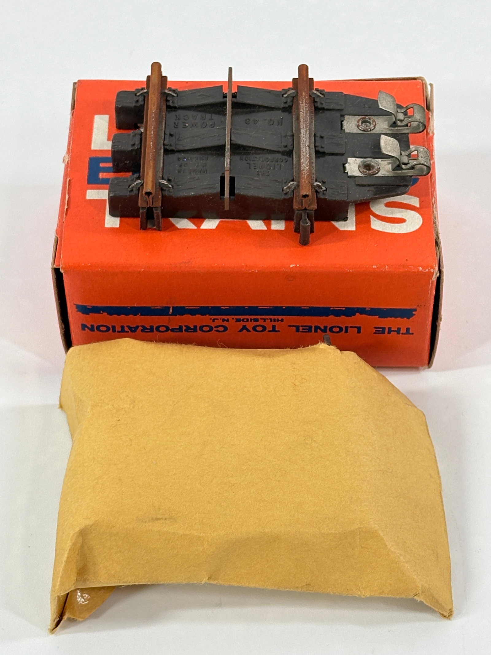 LIONEL O GAUGE NO. 37 UNCOUPLING TRACK SET: REMAINS IN GOOD CONDITION WITH BOX.